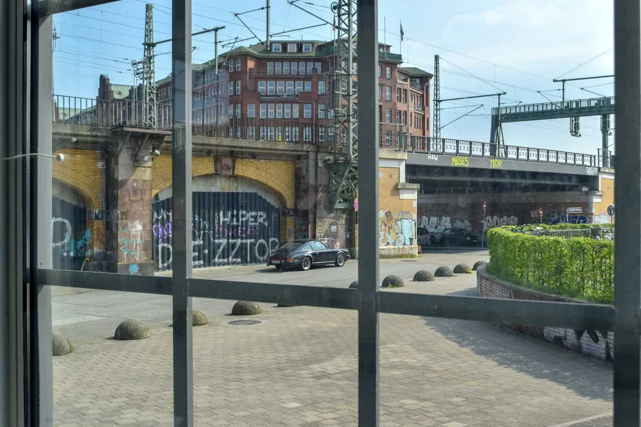 Deichtorhallenoutside.jpg