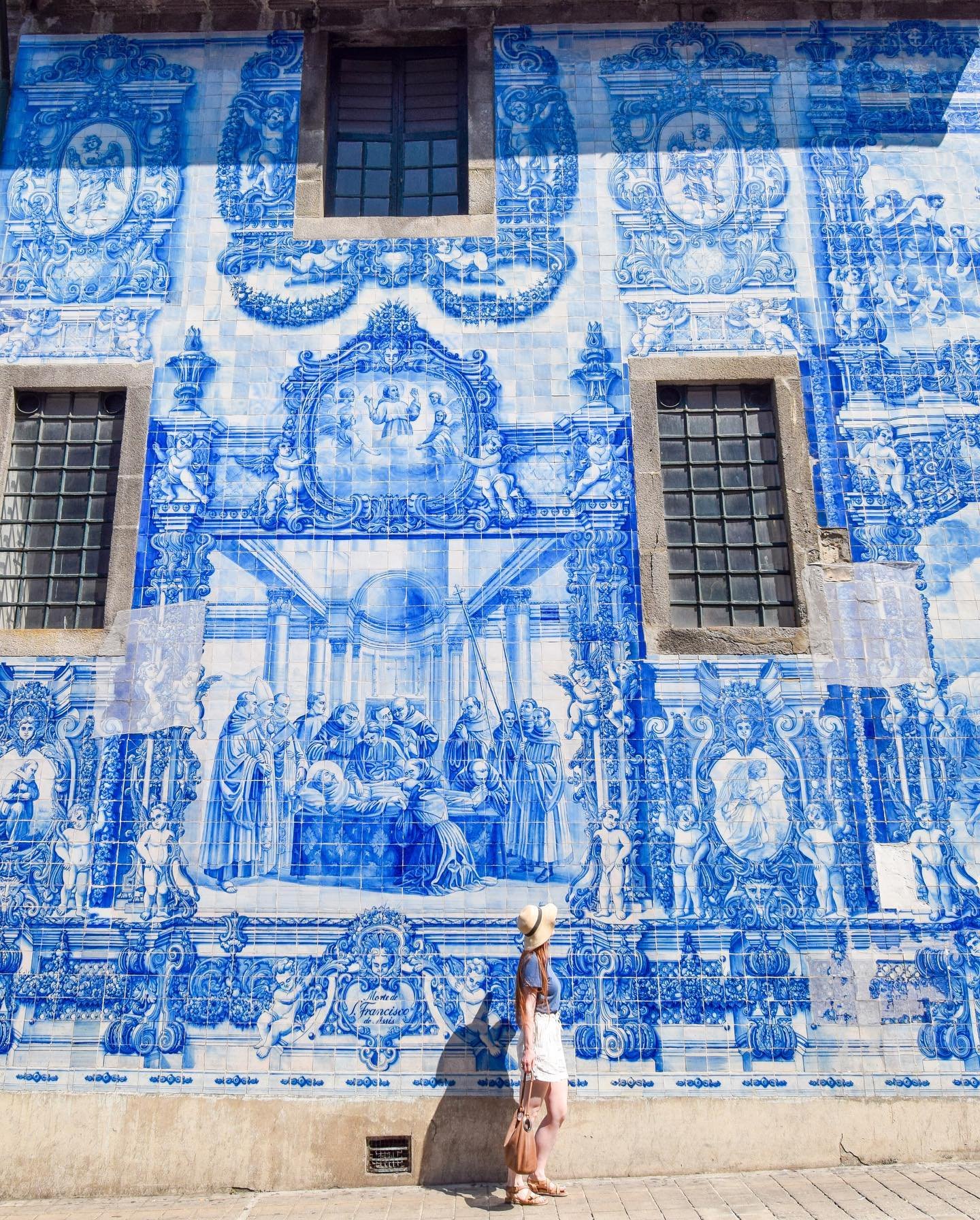 I think we all need a few more azulejos in our lives. That&rsquo;s the name of the painted ceramic tiles you see all over Portugal 💙
⠀⠀⠀⠀⠀⠀⠀⠀⠀
Their omnipresence in the country is thanks to Manuel I who was Portugal&rsquo;s king between 1495 and 152