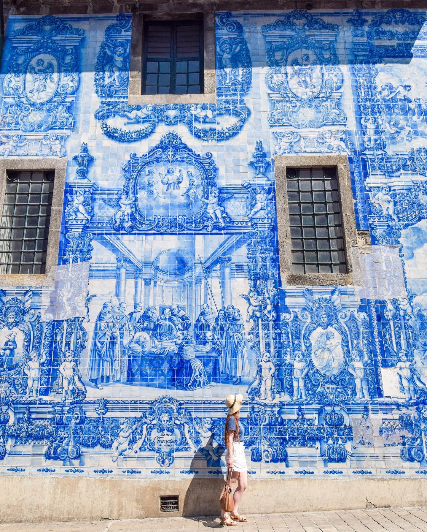I think we all need a few more azulejos in our lives. That’s the name of the painted ceramic tiles you see all over Portugal π
β β β β β β β β β
Their omnipresence in the country is thanks to Manuel I who was Portugal’s king between 1495 and 152