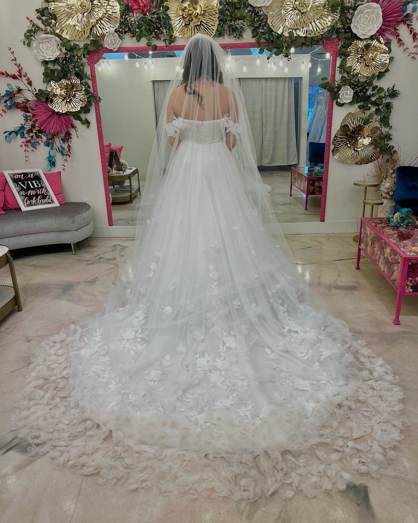 We are loving this new veil arrival !! This gorgeous pink floral veil looks absolutely beautiful with a detailed gown or a clean and classy gown!! Which do you prefer?!🌸💕

#northforkbridal #nfbs #veil #bridalgowns #newarrivals #bridalshoppe #weddin