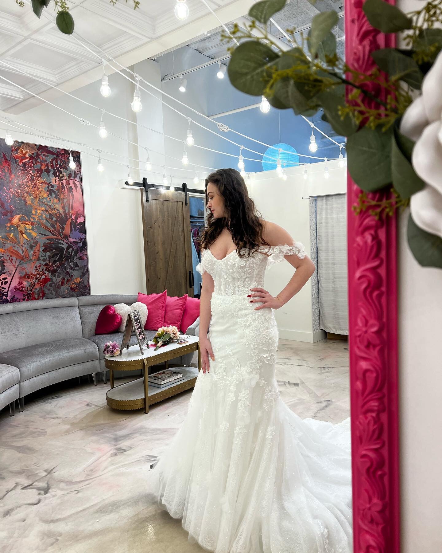We are obsessing over this new arrival from @martinalianabridal !!💕🌸 This gorgeous gown has beautiful beadwork and lace detailing ! The detachable off the shoulder straps are perfect to give you two looks in one for your big day !!☺️✨

#northforkbr
