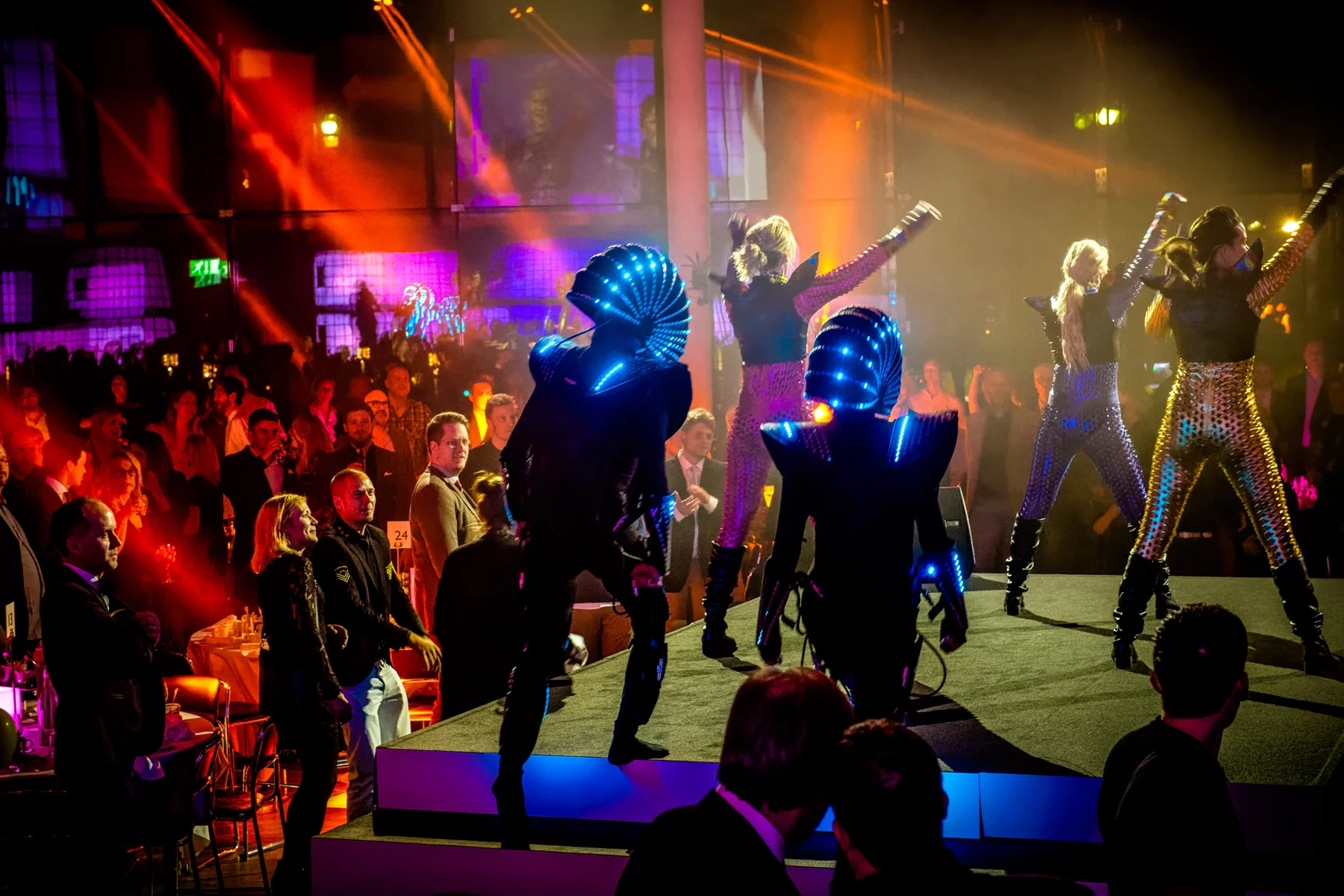 Act of Emotion- LED robotar 2- fotograf Julia Reinhart.jpg