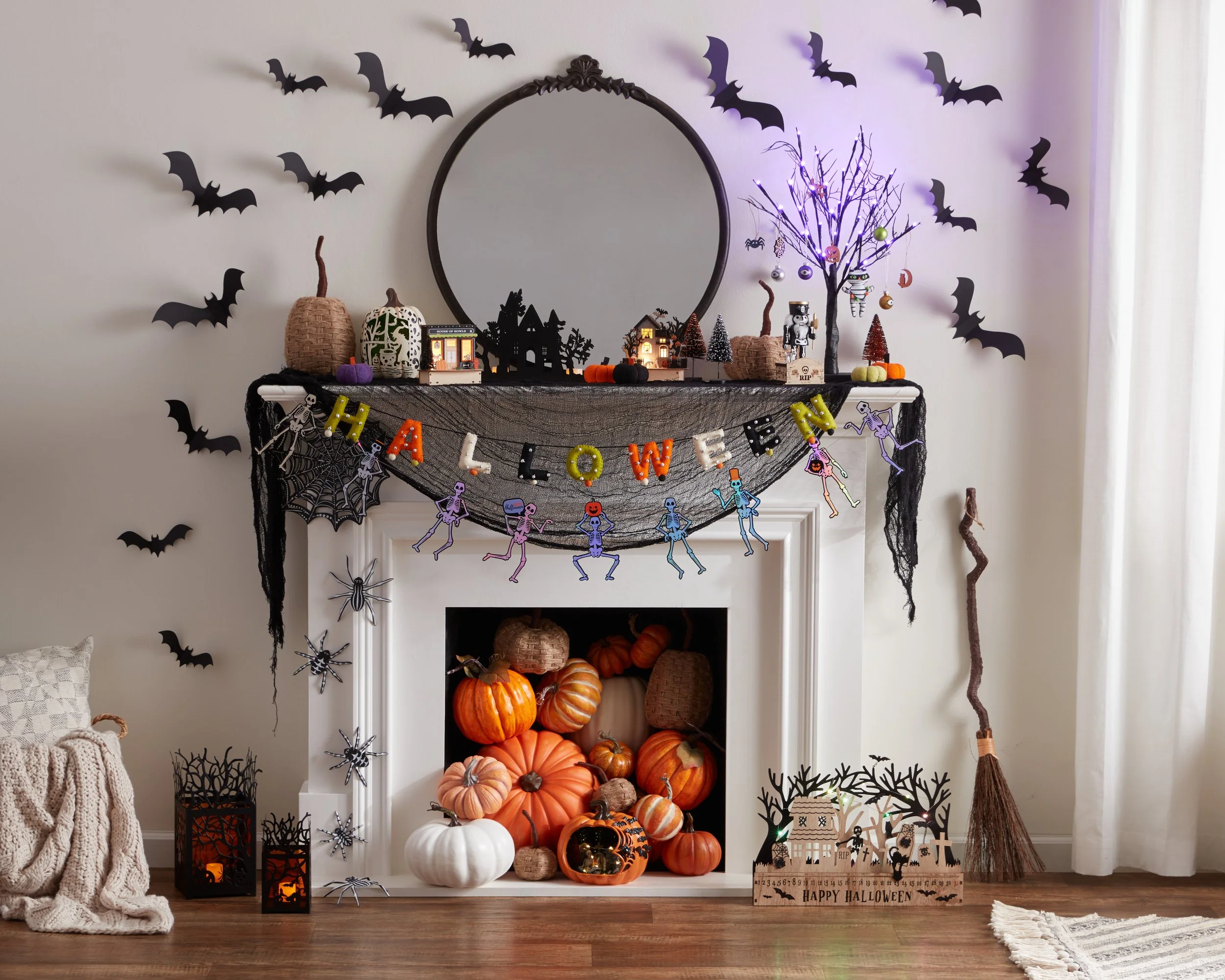 Halloween_mantel_0410.jpg