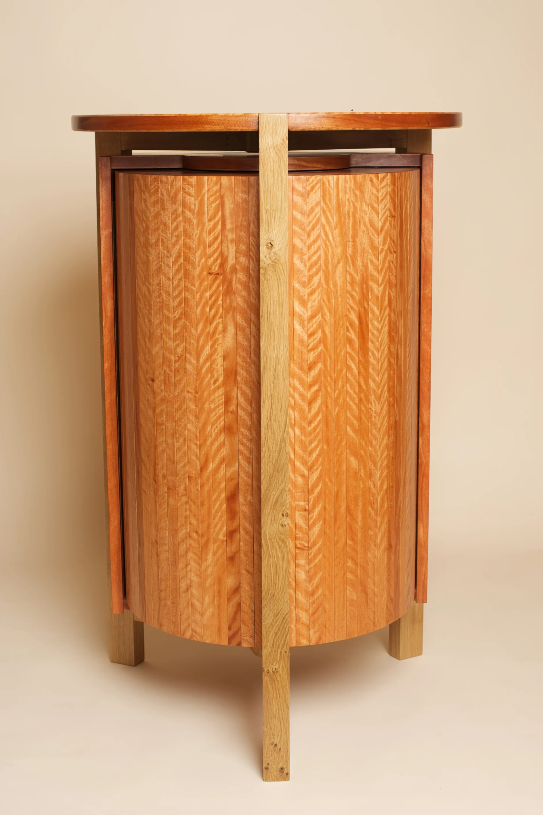 "Juno" spin cabinet