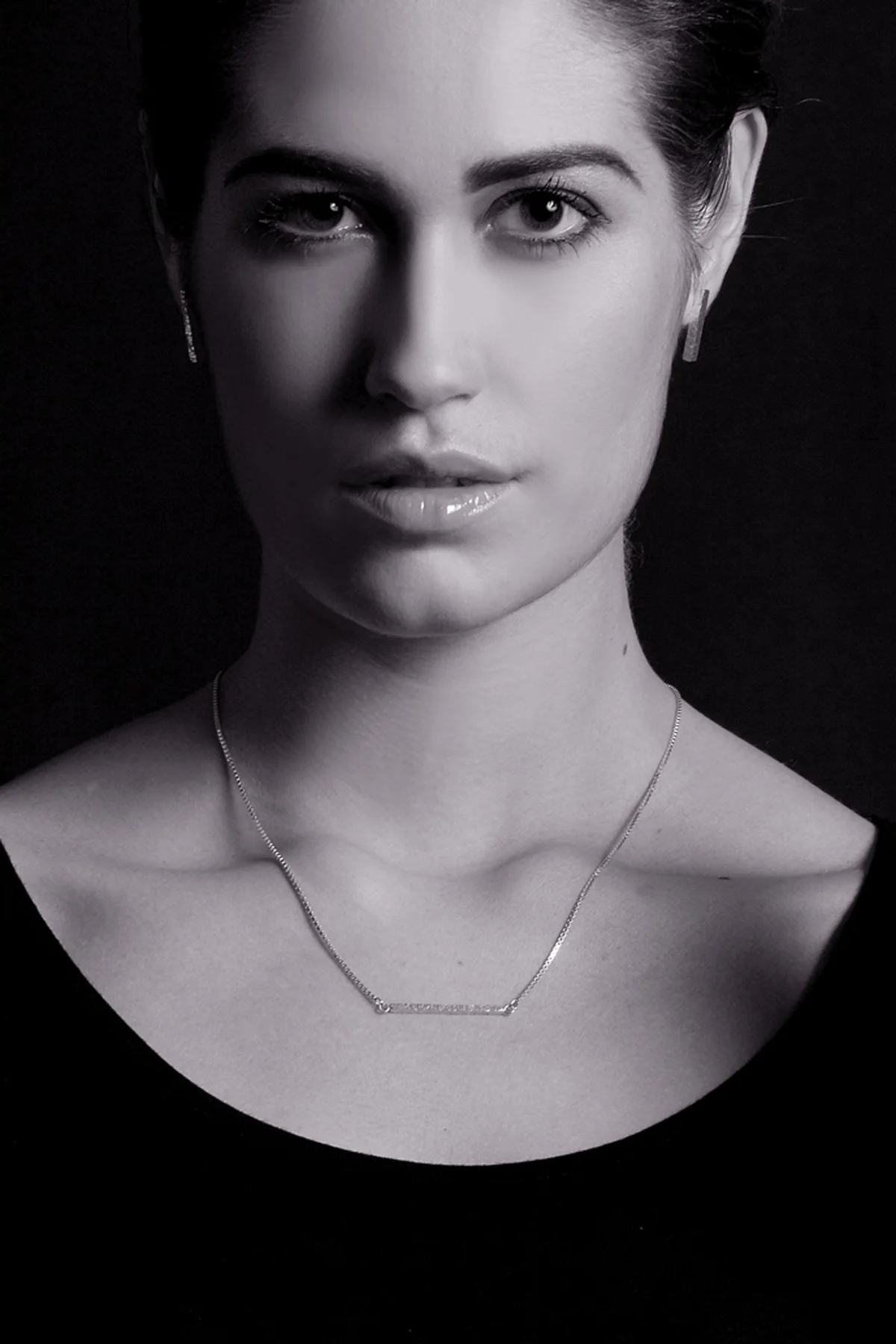 collier-simple-moderne-parallele.jpg