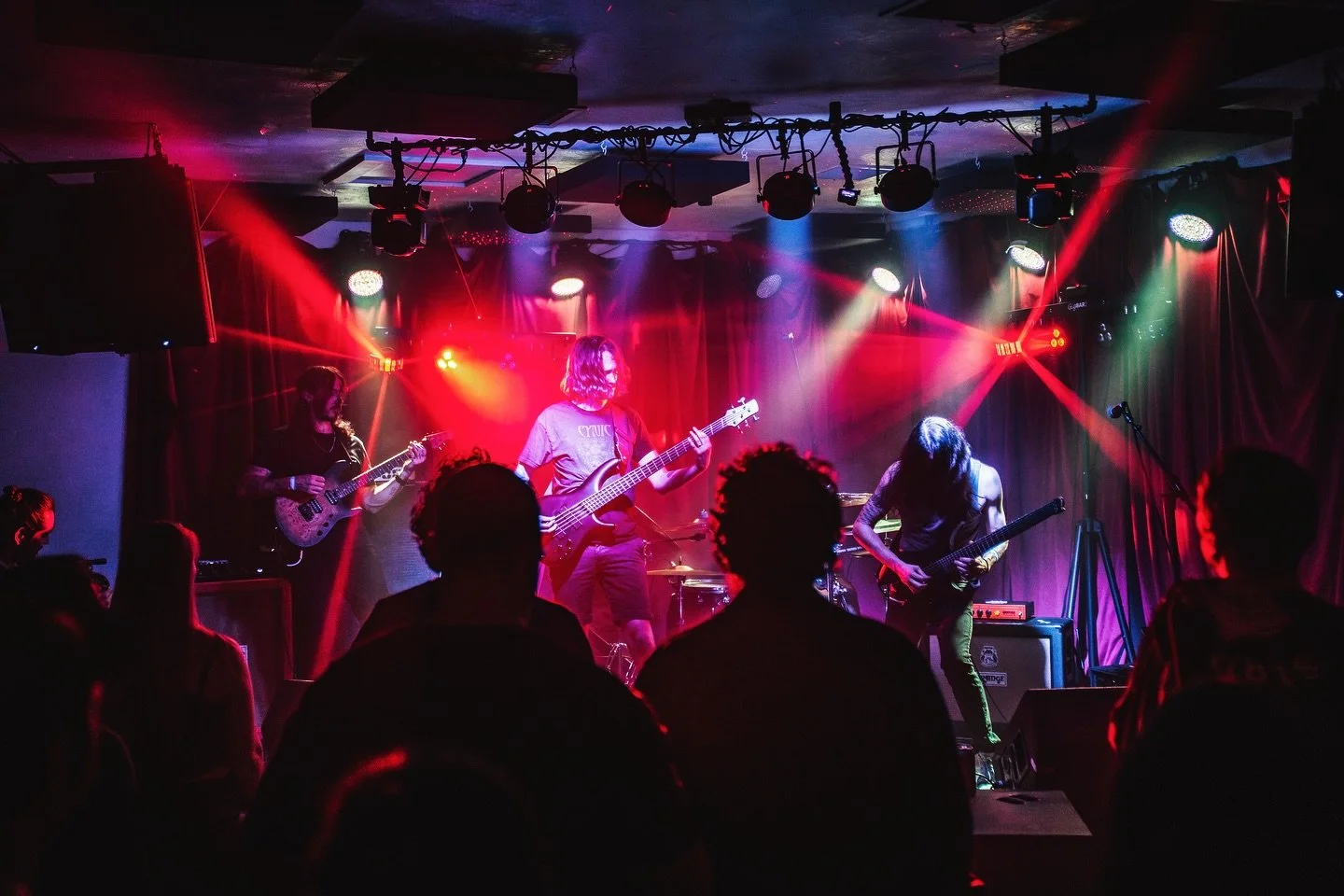 Much love to @burgerwolfav and @transplantsvenue for hosting another solid night of music, and to @reddivineofficial and @contranistas for throwing down with us 🖤

𝐓𝐎𝐍𝐈𝐆𝐇𝐓 we&rsquo;re at @yuccataproom with @weaponofpride @deadcanyon and @thel