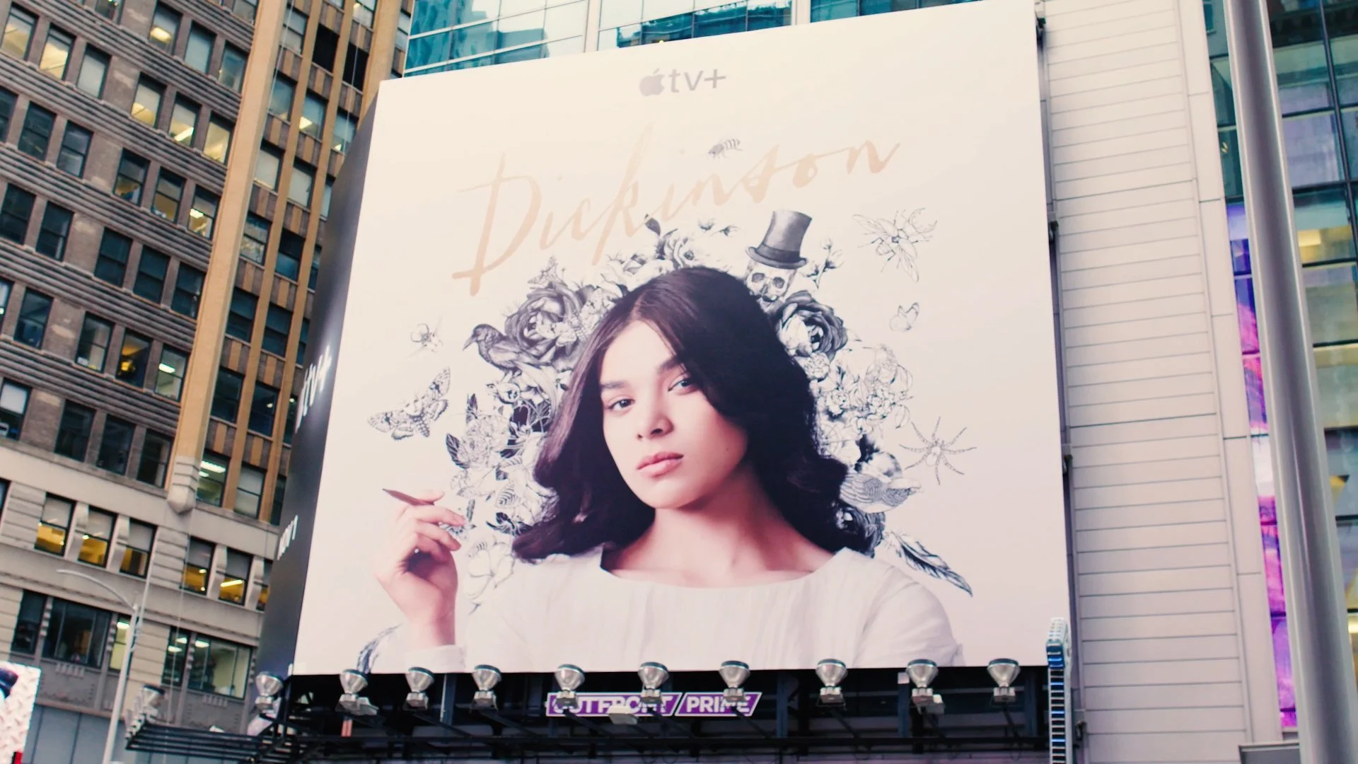 Vogue - 24 Hours with Hailee Steinfeld.mov.01_00_03_23.Still005.jpg