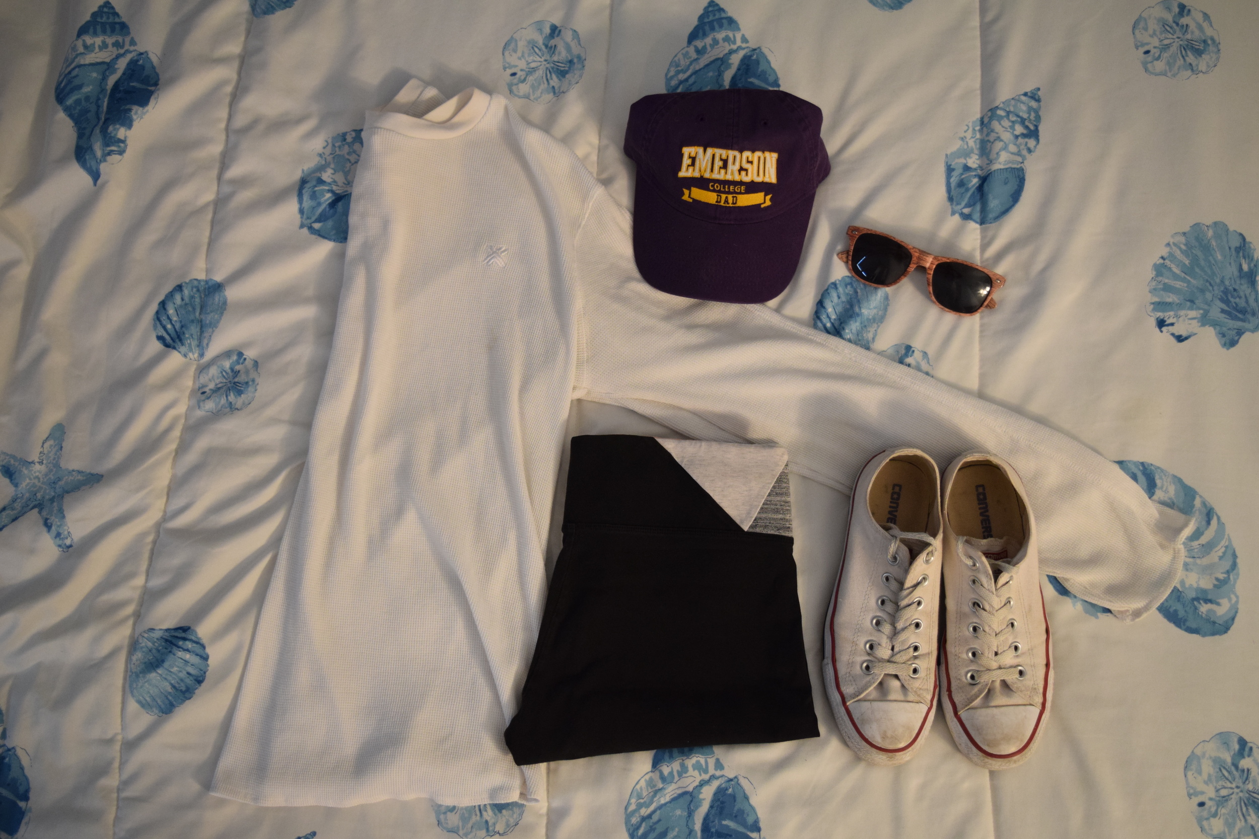 Shirt (this one is from Armani but it's pretty basic so you can get it anywhere). Hat . Leggings (similar). Sneakers . Sunglasses (mine are lighter).