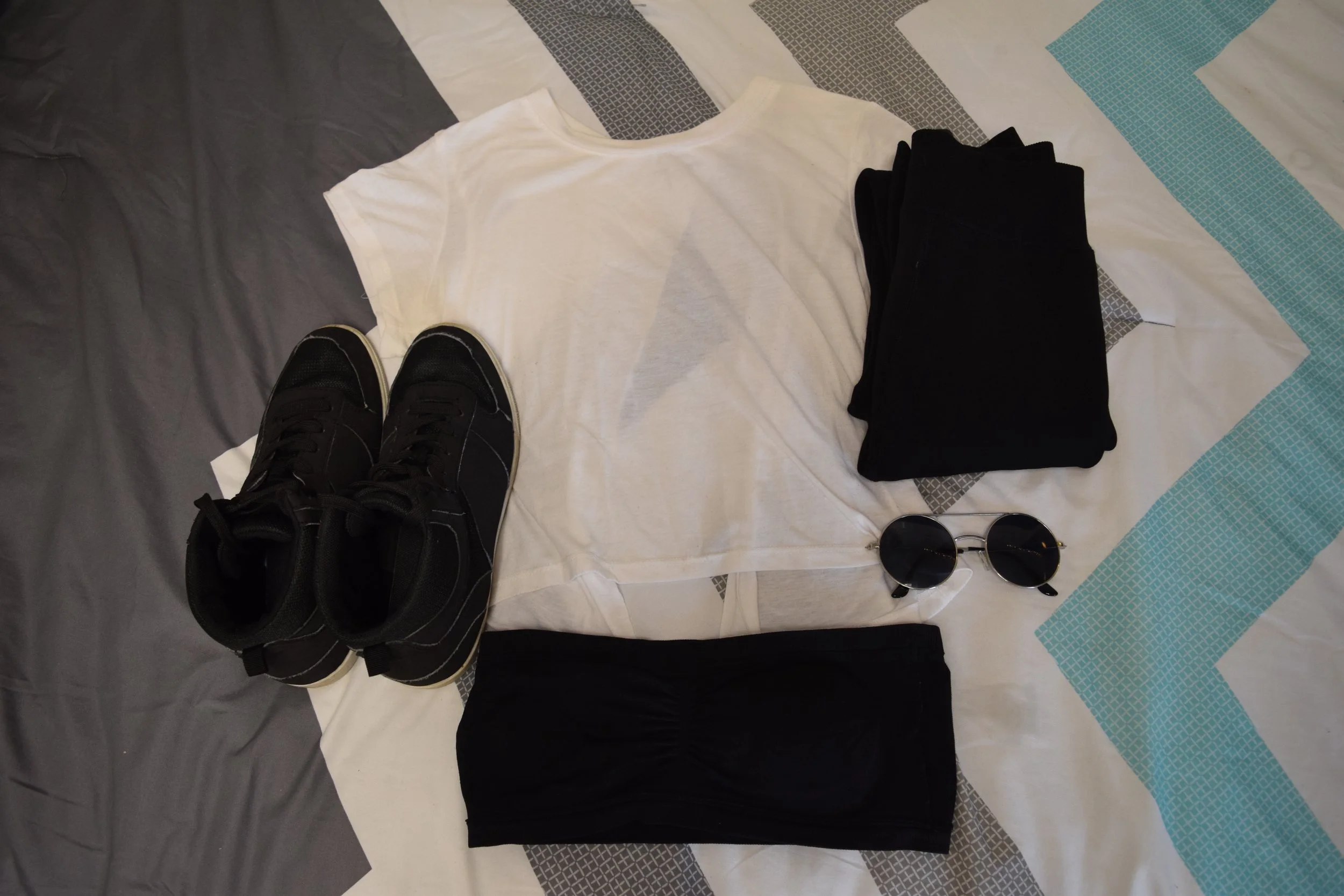 Top (no longer being sold at dELiA*s ). Leggings . Bandeau . Sneakers (no longer being sold at Primark ). Sunglasses (similar). 