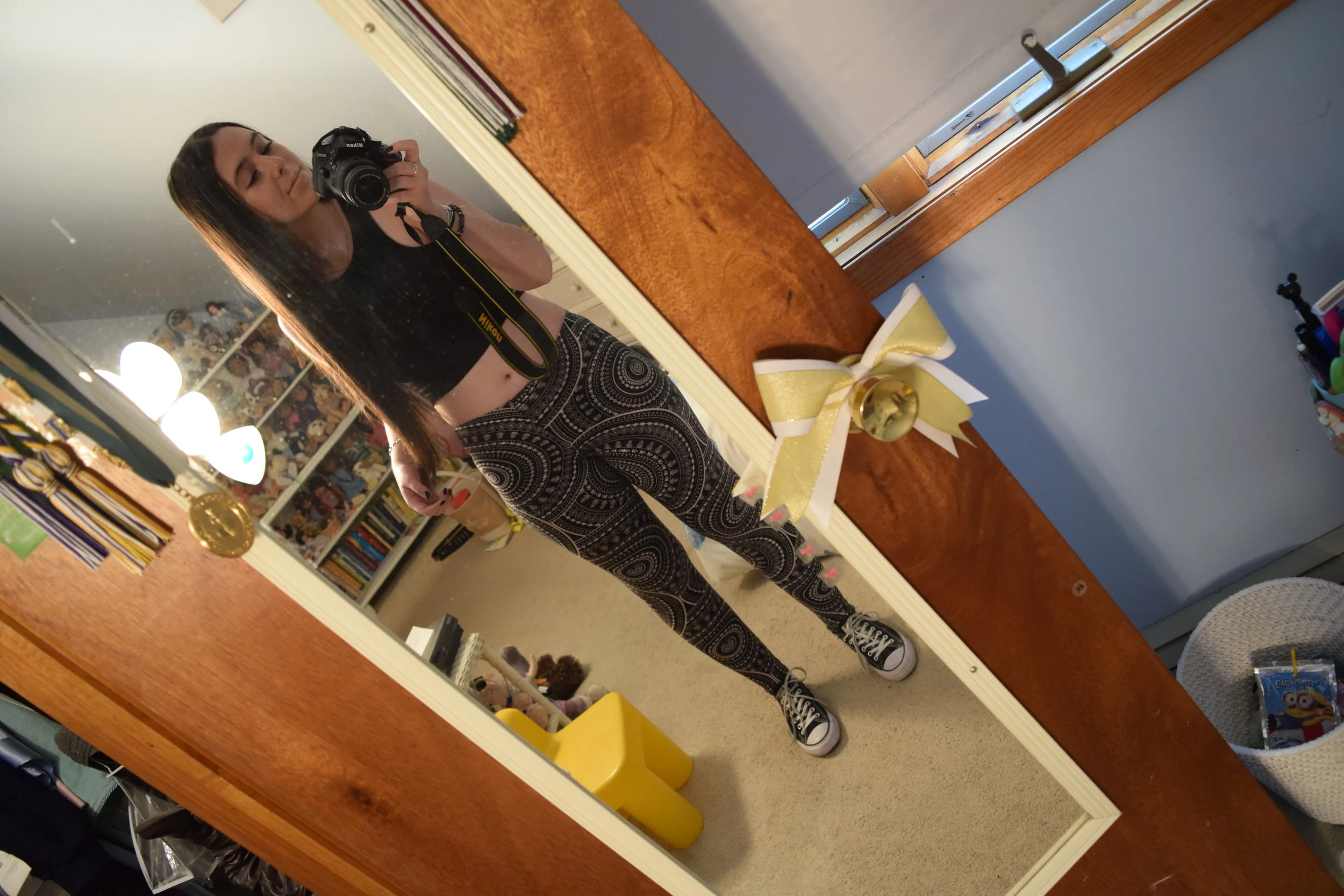croptoppatternedpantsconverse.jpg