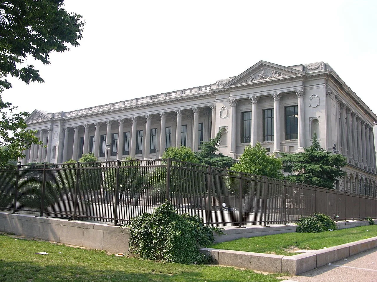 Library_of_Philadelphia_Front_3008px.jpg