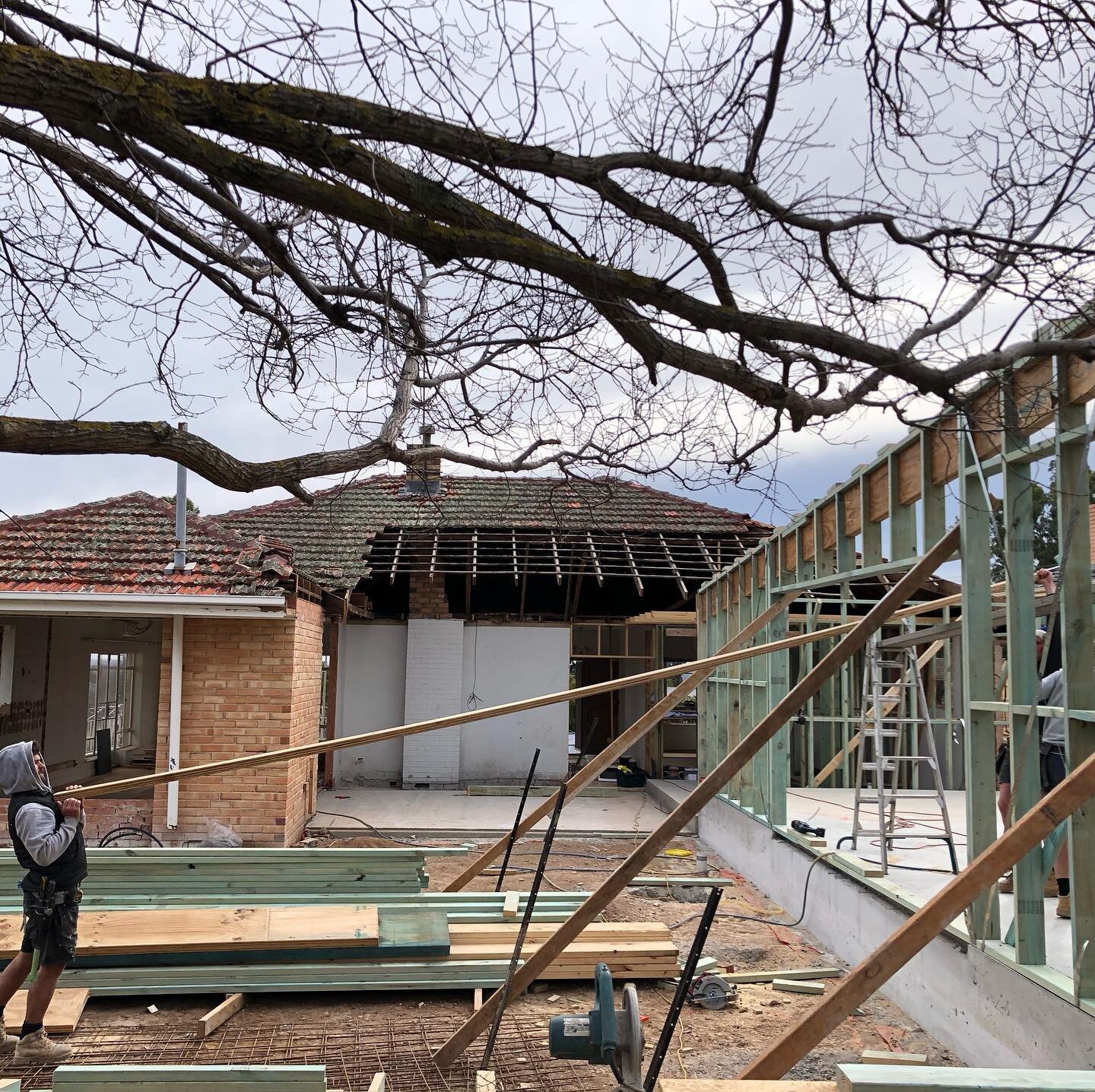 Framing up at Beaumont with @custombuiltprojects 
#khabarchitects  #architectureandpeople 
#designmatters #architecturedaily #adlarchigram 
#sustainabledesign #residentialarchitecture
#southaustralia
#australianarchitecture