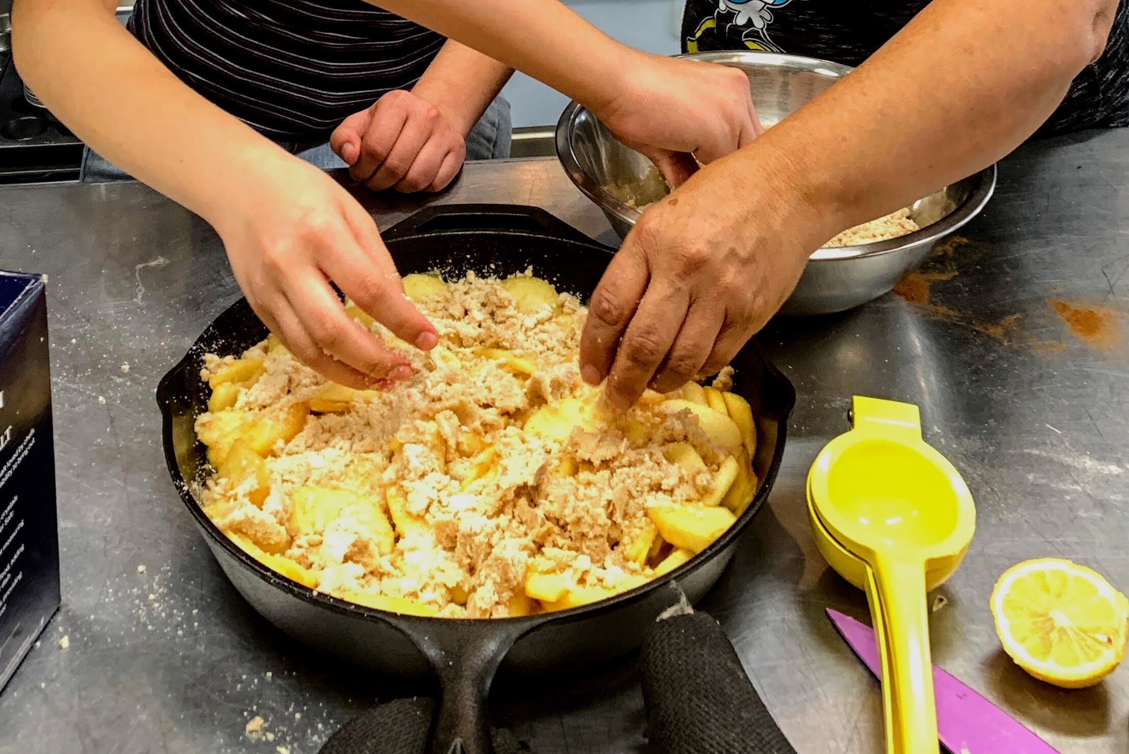 Kids Make Apple Crisp