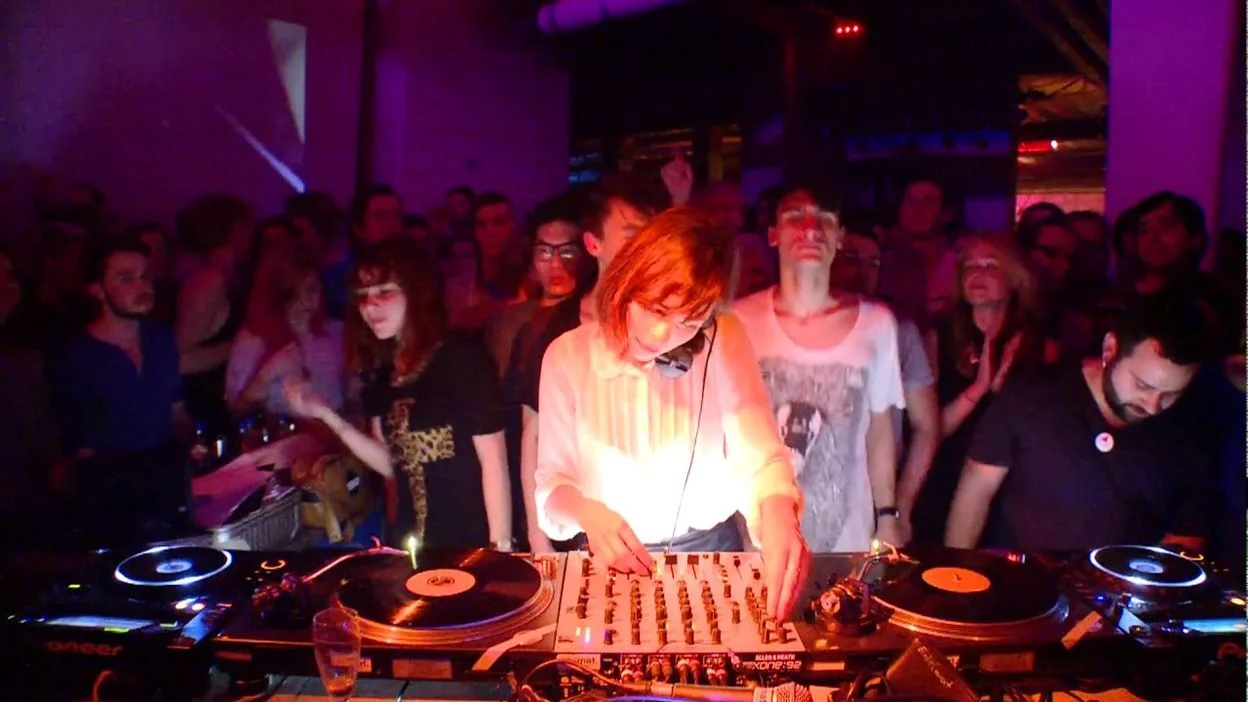 Look at all those smiling faces (sic) surrounding Nina Kraviz
