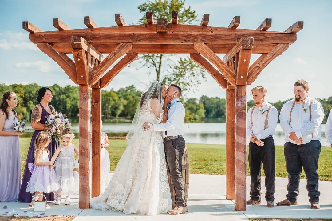 These are the moments we had in mind...

Picture by Treolo Photography 

#vintageviewbysue #lakeviewbysue #weddingbarnvenue #kansascitybarnvenue #hourfromkansascity #perfectlycountry