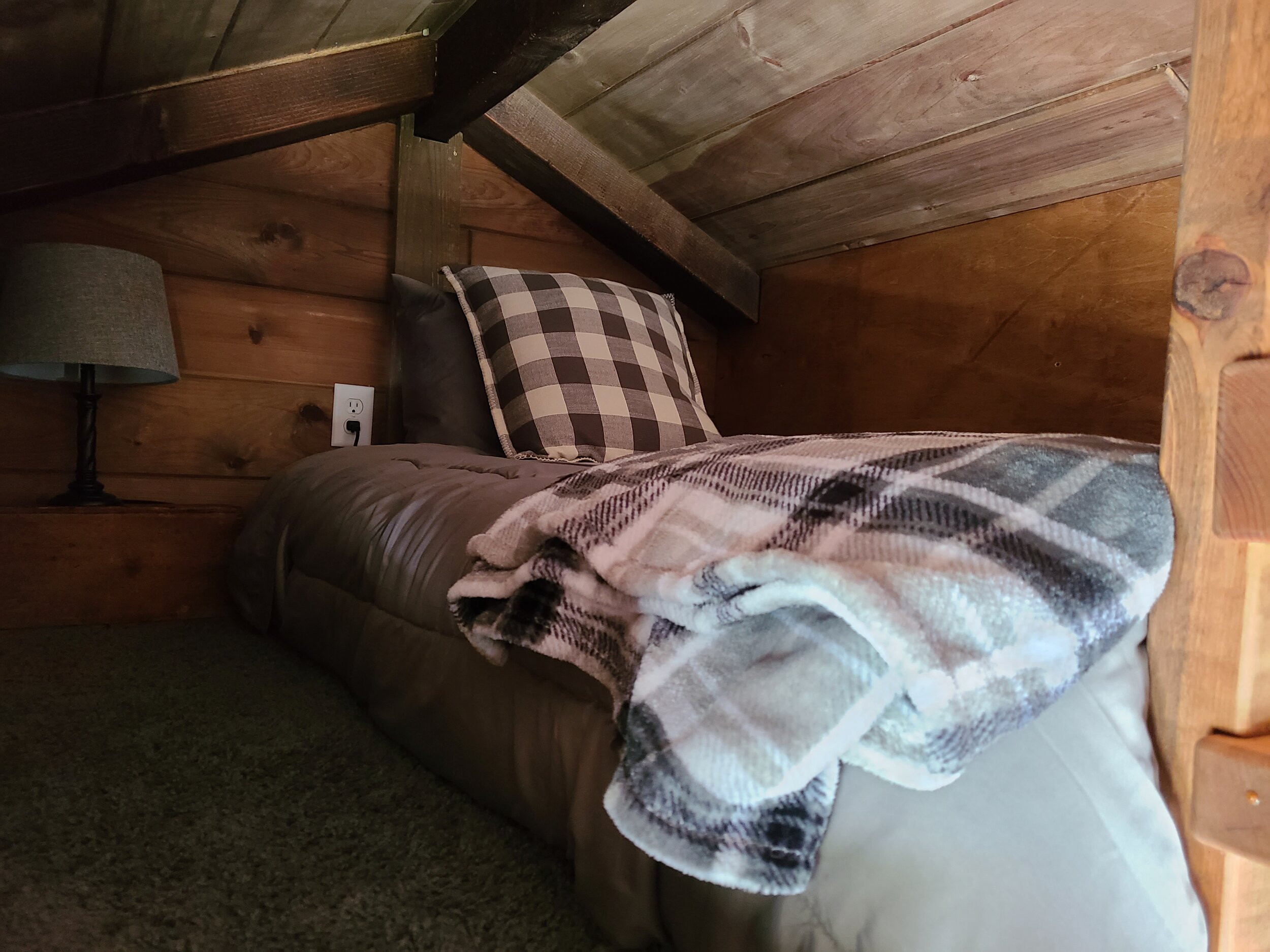 Single Loft in Honeymoon Cabin