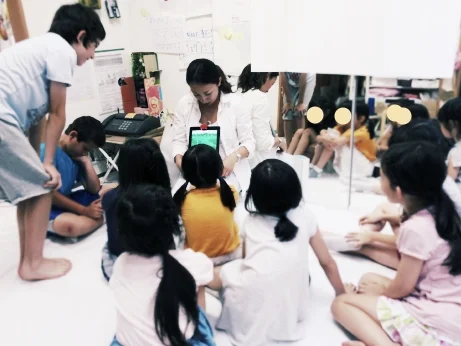 上の写真と同じサマーキャンプでの様子。コンピュテーショナルシンキングを学べるゲーム、OSMO をデモ中。