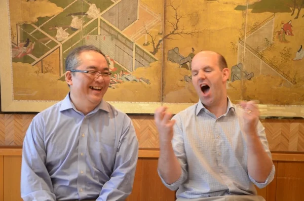 時にはこんなお茶目な一面も。左から)RSコンポーネンツ 長谷川氏、エベン氏