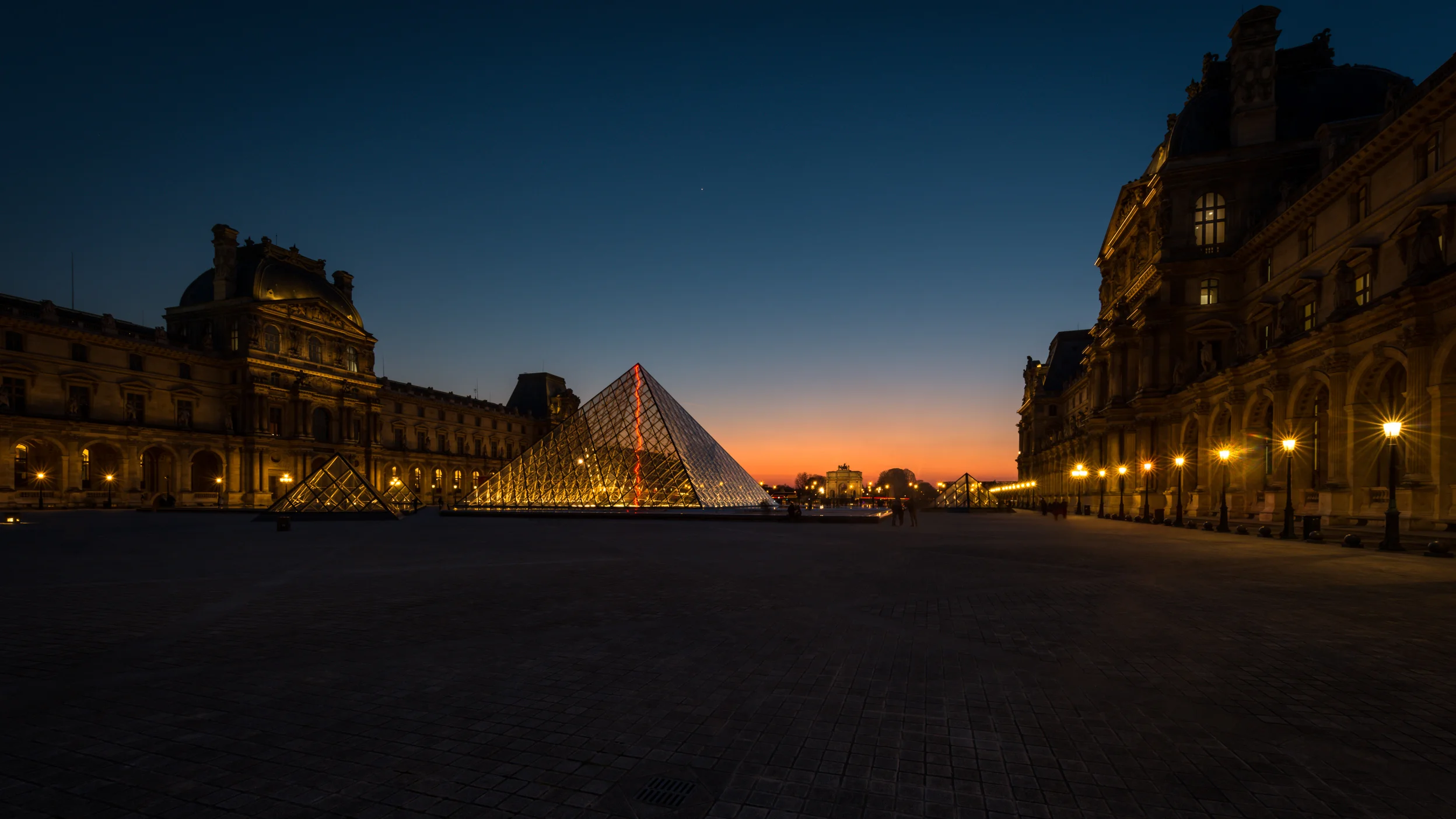 paris_-2_pyramide_du_louvre.jpg