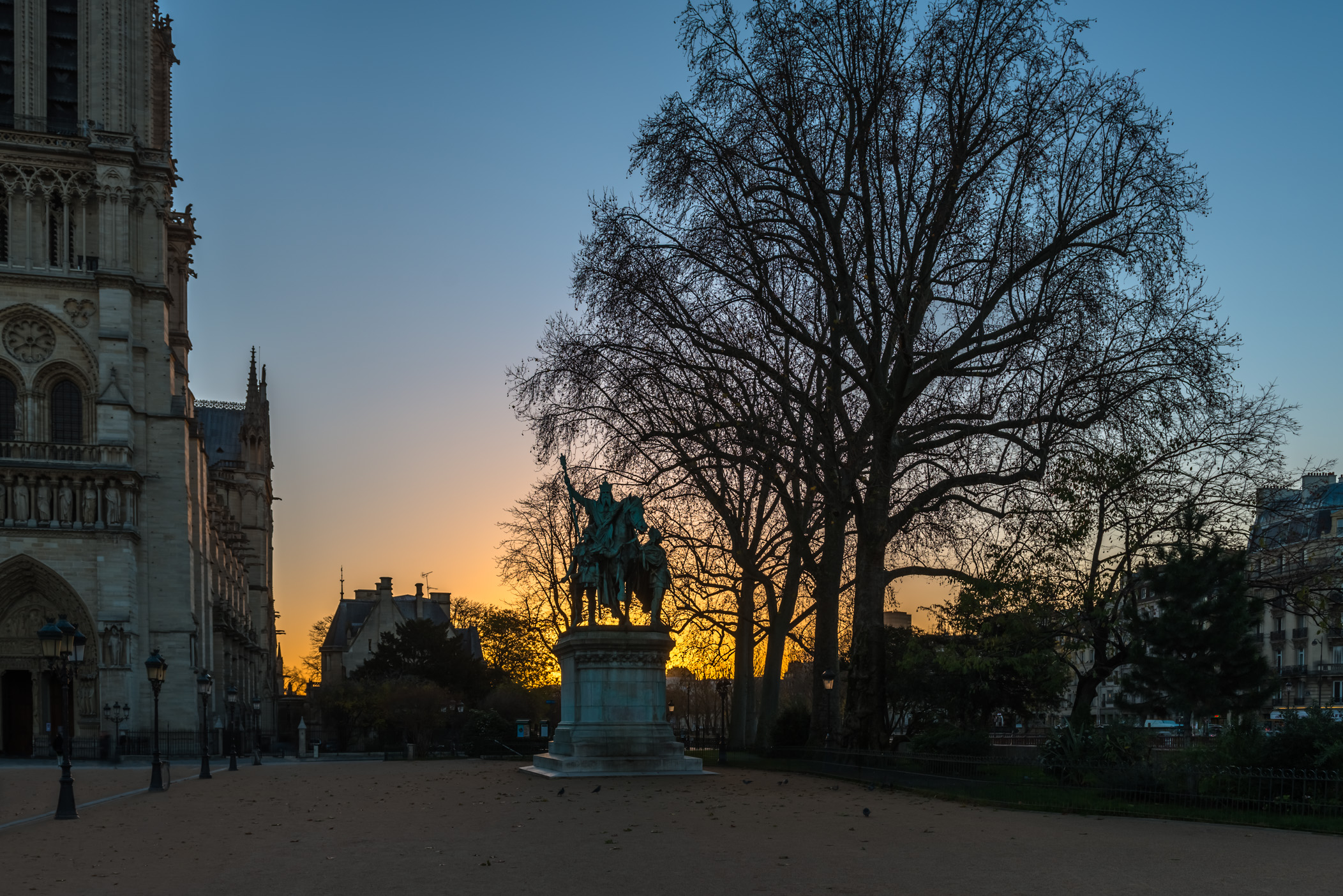 paris_-10_sunrise_statue_de_charlemagne.jpg