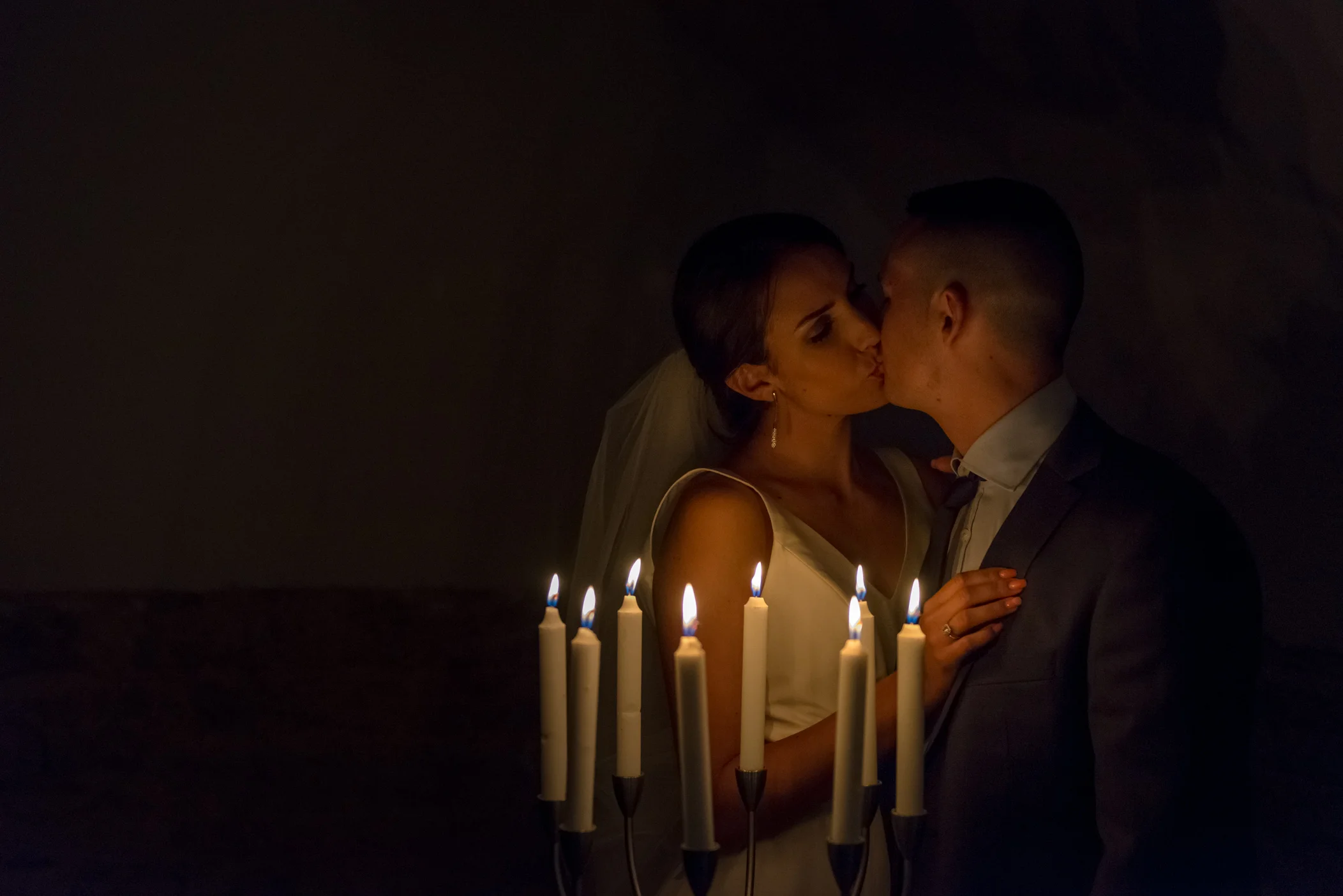 mariage_couple_chandelles_parisian_cliches.jpg
