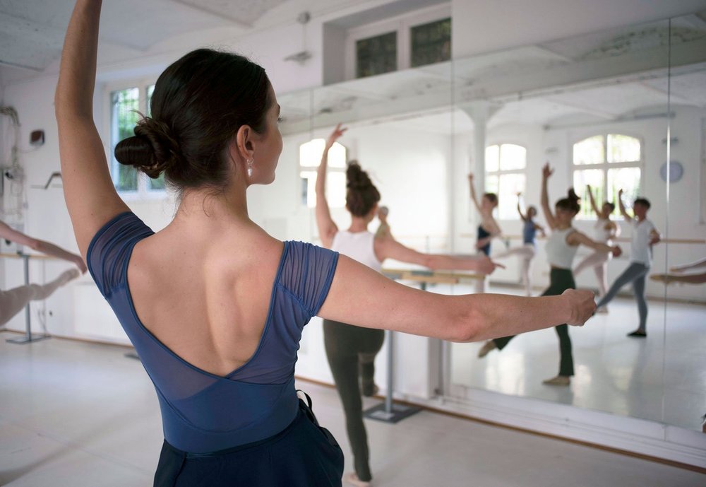 THE CENTER School of Performing Arts in English - Ballett als Erwachsener  lernen: Einfhrung ins Ballett-Training