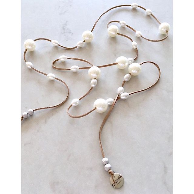 ✨✨SUEDE + PEARLS✨✨
Best combo for a chic necklace
&mdash;-&gt; $34,95
SHOP THIS LOOK -&gt; chamel.ca