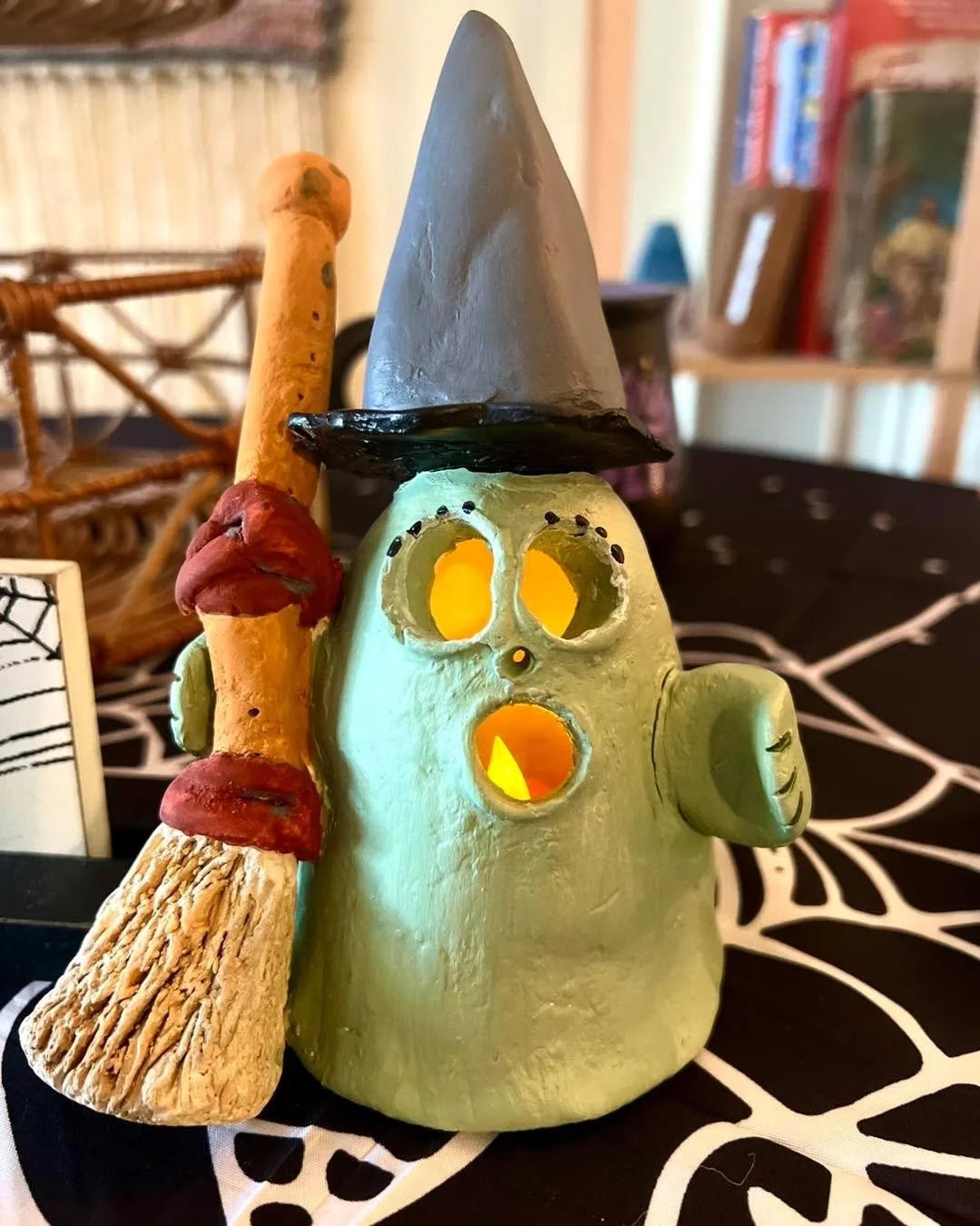 We were so excited to receive some fantastic photos from folks who attended our March Art Exhibition Fundraiser entitled &ldquo;Hope in Harmony: A Journey of Healing &amp; Expression&rdquo; hosted by the amazing @hivemarketob in Oyster Bay&mdash;show