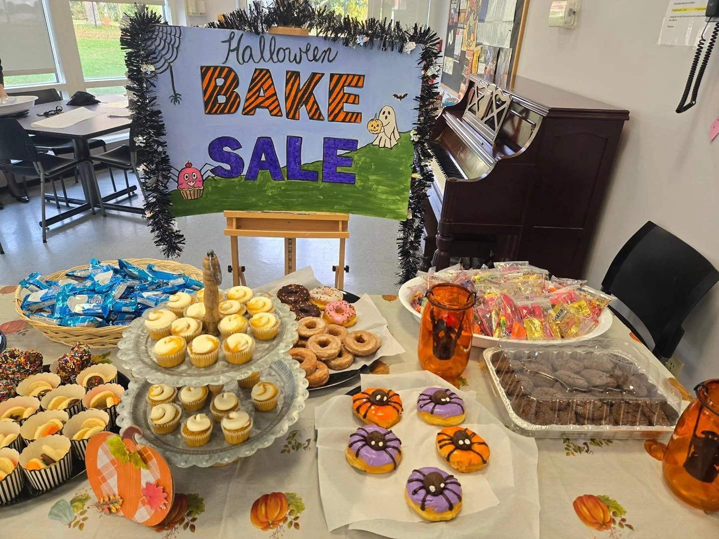 Harmony Heights made Monochrome Day extra sweet this Spirit Week by throwing in a festive Halloween-themed Bake Sale alongside the fun! From vibrant pink outfits (seriously, we&rsquo;re obsessed 💖) to spooky treats and cozy vibes, our students and s