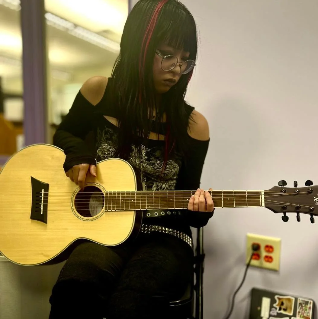 🎶 Music speaks when words fall short.
At Harmony Heights, our music therapy program provides students with a powerful outlet for expression, especially for those who may find it difficult to verbalize their emotions.

Led by our talented music thera