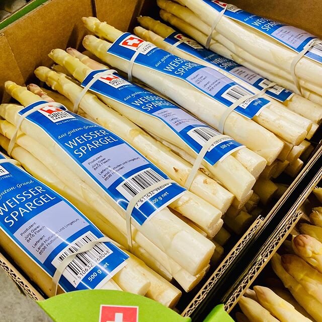 Der gr&uuml;ne Spargel aus der Region haben wir seit knapp zwei Wochen im Angebot. Nun folgt ihm sein weisser Bruder auf die grosse B&uuml;hne 🙏🏻 #spargeln #weiss #ausderregion #spargelzeit #freshfromthegarden #regional #market #freshveggies #engro