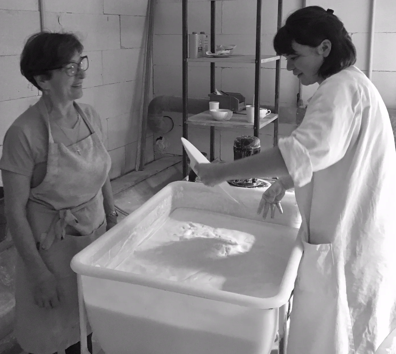 Émaillage des pièces. Transmission de savoir faire de Jeanine à Manon