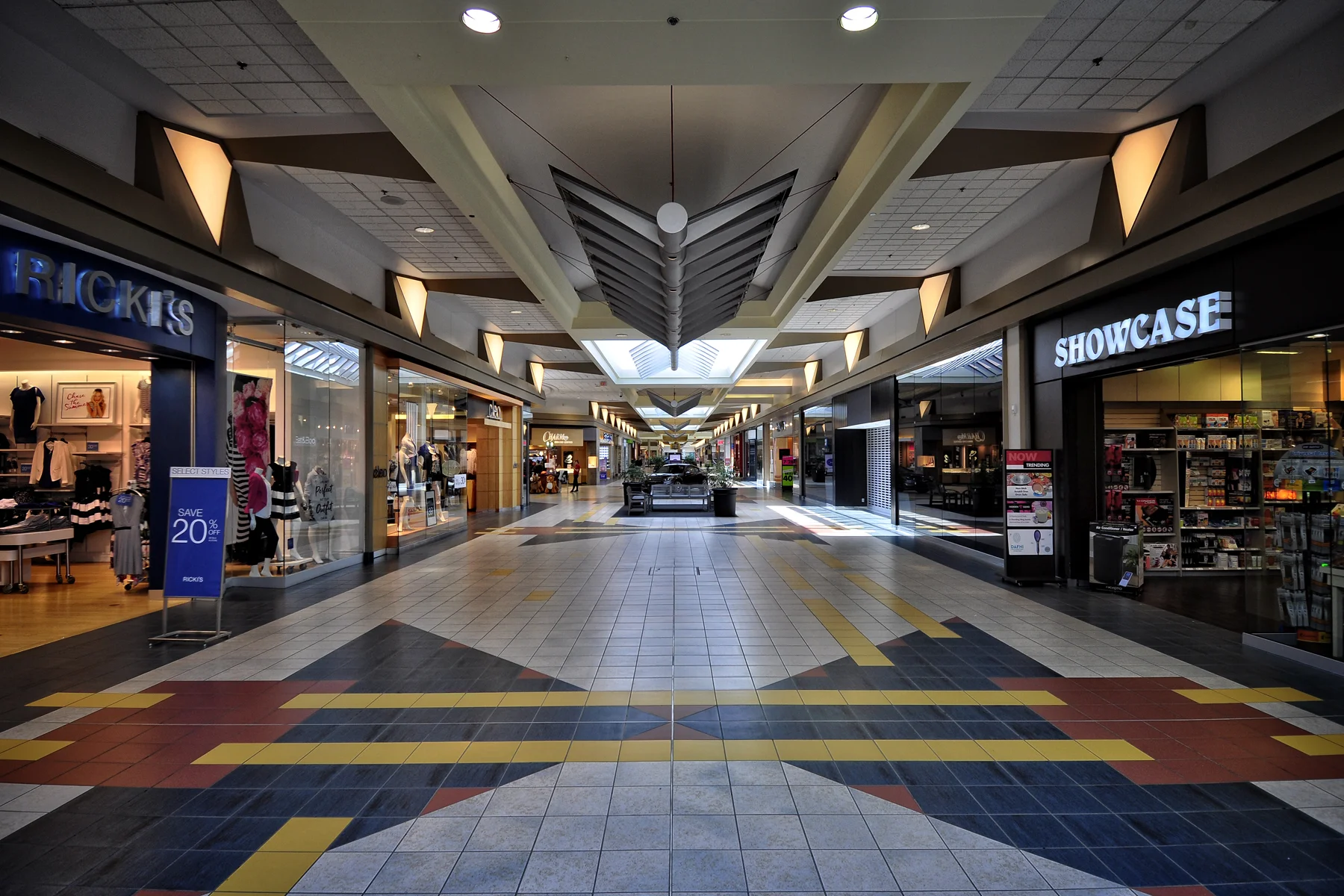 _DSC1714 Cambridge Mall.jpg