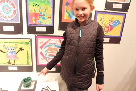 Violet likes pottery more than drawing.