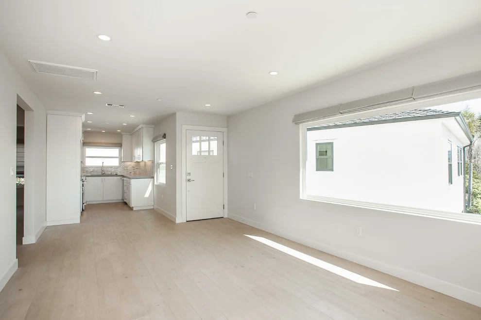 San-Joaquin- Laguna-Beach-beach-style-living-room.jpg