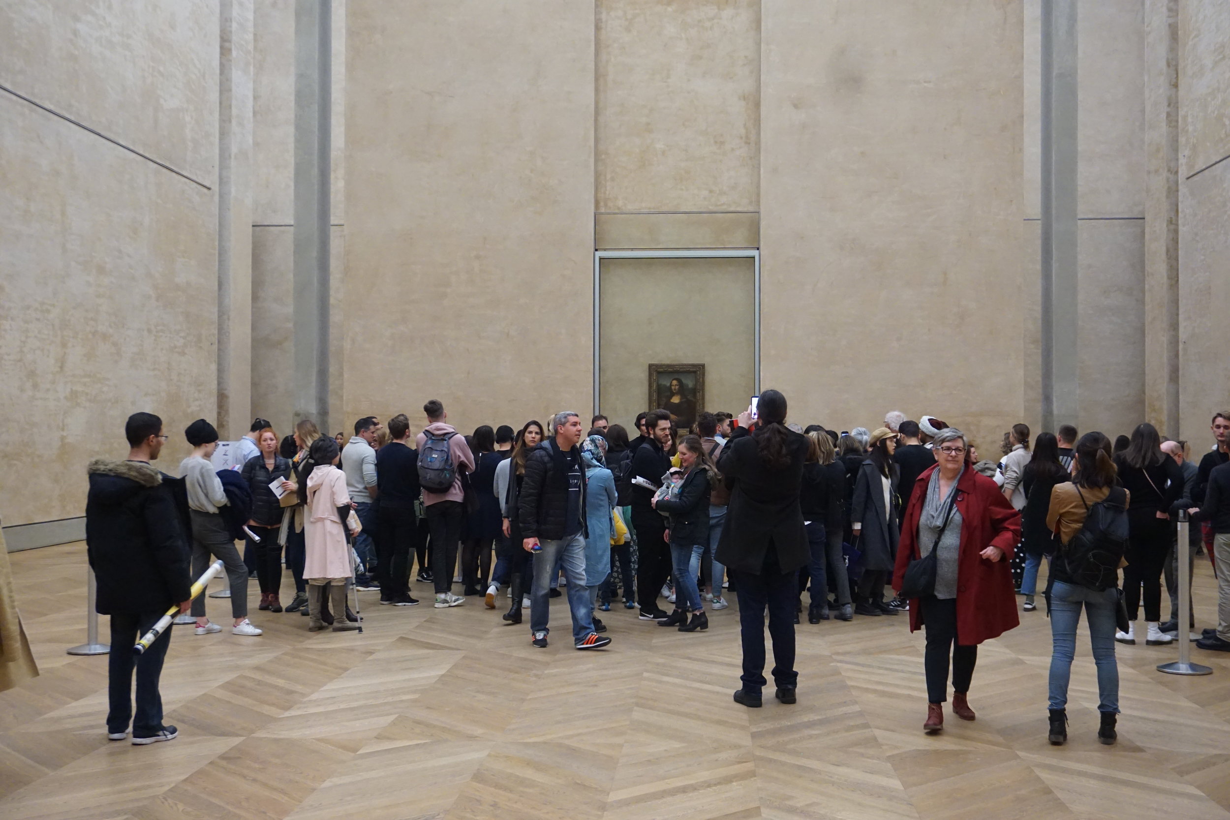 Mona always draws a crowd. 
