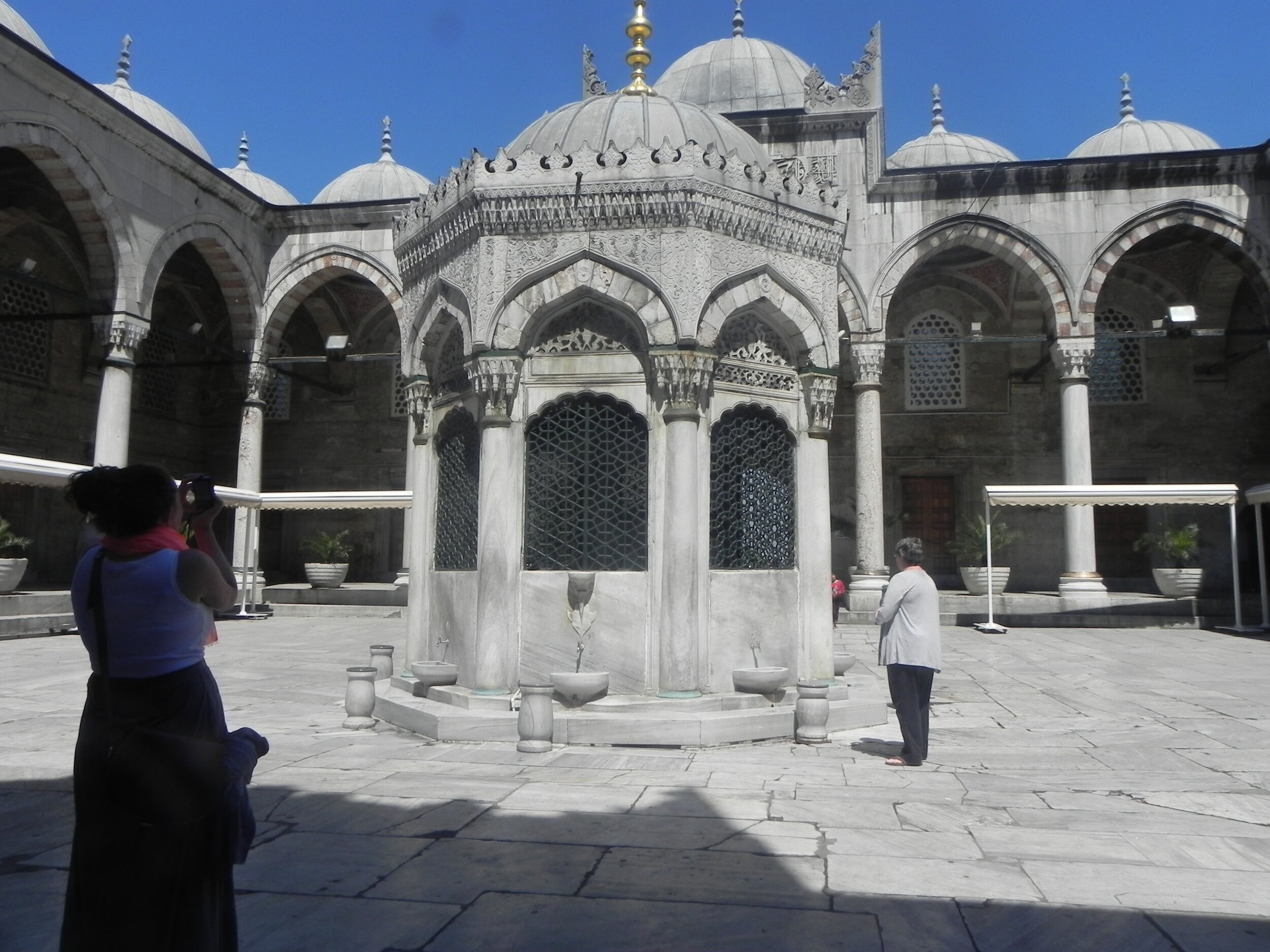  Courtyard of the New Mosque 