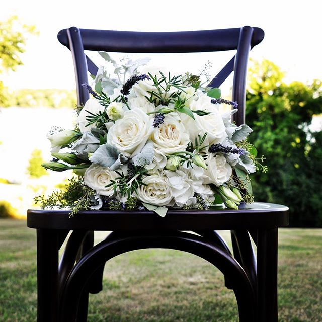 Let's all just stop a moment to take in this gorgeous summer bouquet designed by @budsnbloom! They never cease to amaze us...and those chairs aren't bad either! 💕🌿🍾 #wisconsinweddings #vintagefarmhousetables #greenbaywedding
