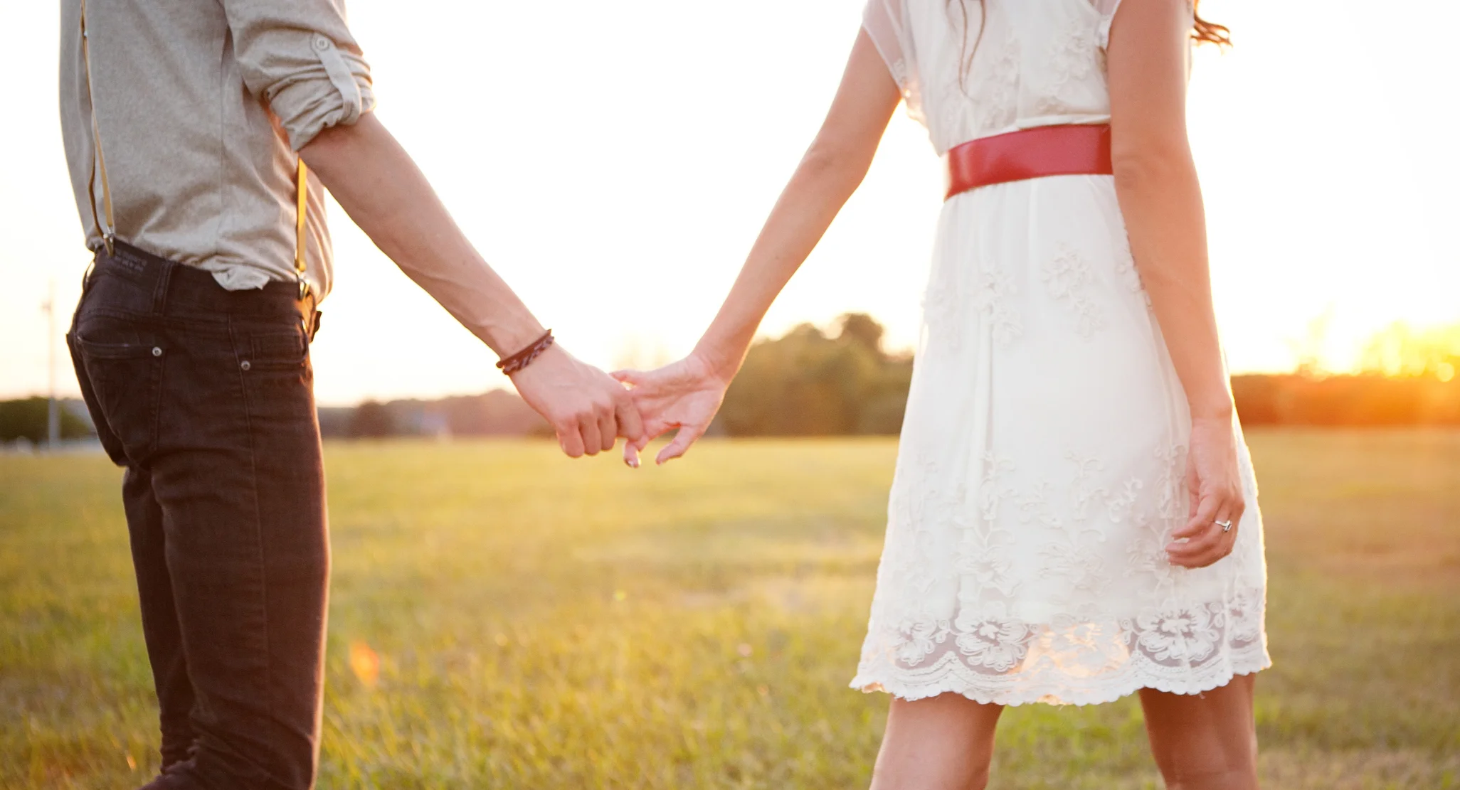 4243470-cute-couple-holding-hands-wallpapers.JPG