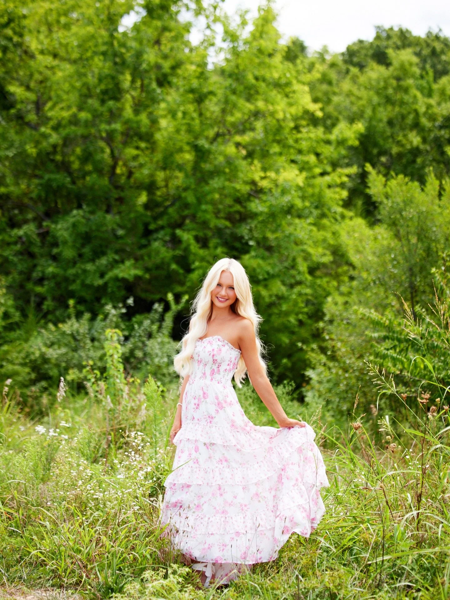 We&rsquo;ve been day dreaming about summer days like this!! 🌤️🌾

#seniorpictures #kansascity KC Senior Portrait Photographer