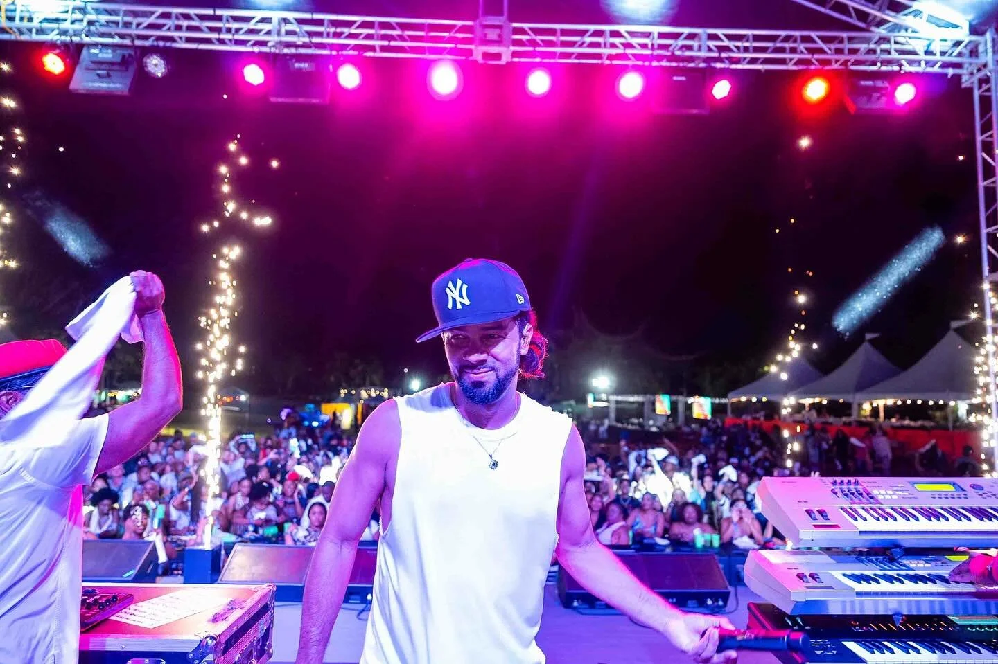 Yes Bahamas 🇧🇸 Pure love and energy🔥
Thank you for having us @alpha_sounds 🙏🏽 
and congratulations on 20 years in the biz 
#Socatotheuniverse #BigTingSmallTing 
@jono.hirst 📸