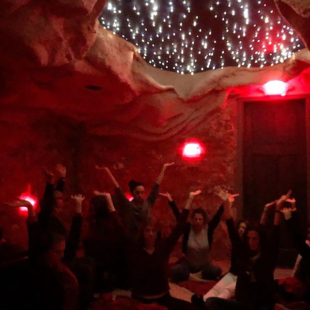 💫Magical evening ⭐️ Thank you 🙏🏻🙏🏻🙏🏻@montauksaltcavedowntown 🌸🧘🏼&zwj;♀️🕉@melissafrenchyoga for the amazing experience at the Himalayan Salt Cave #magic #body #mind #pranayama #joy #fun #spirit #nycevents #meditation #salt #himalayansalt