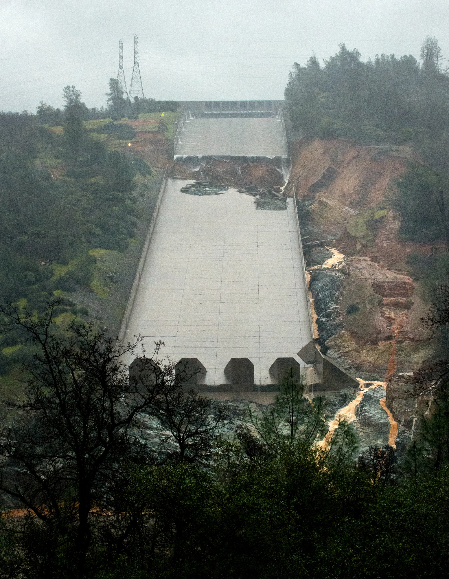 Oroville Dam Main Spillway Breach.jpg