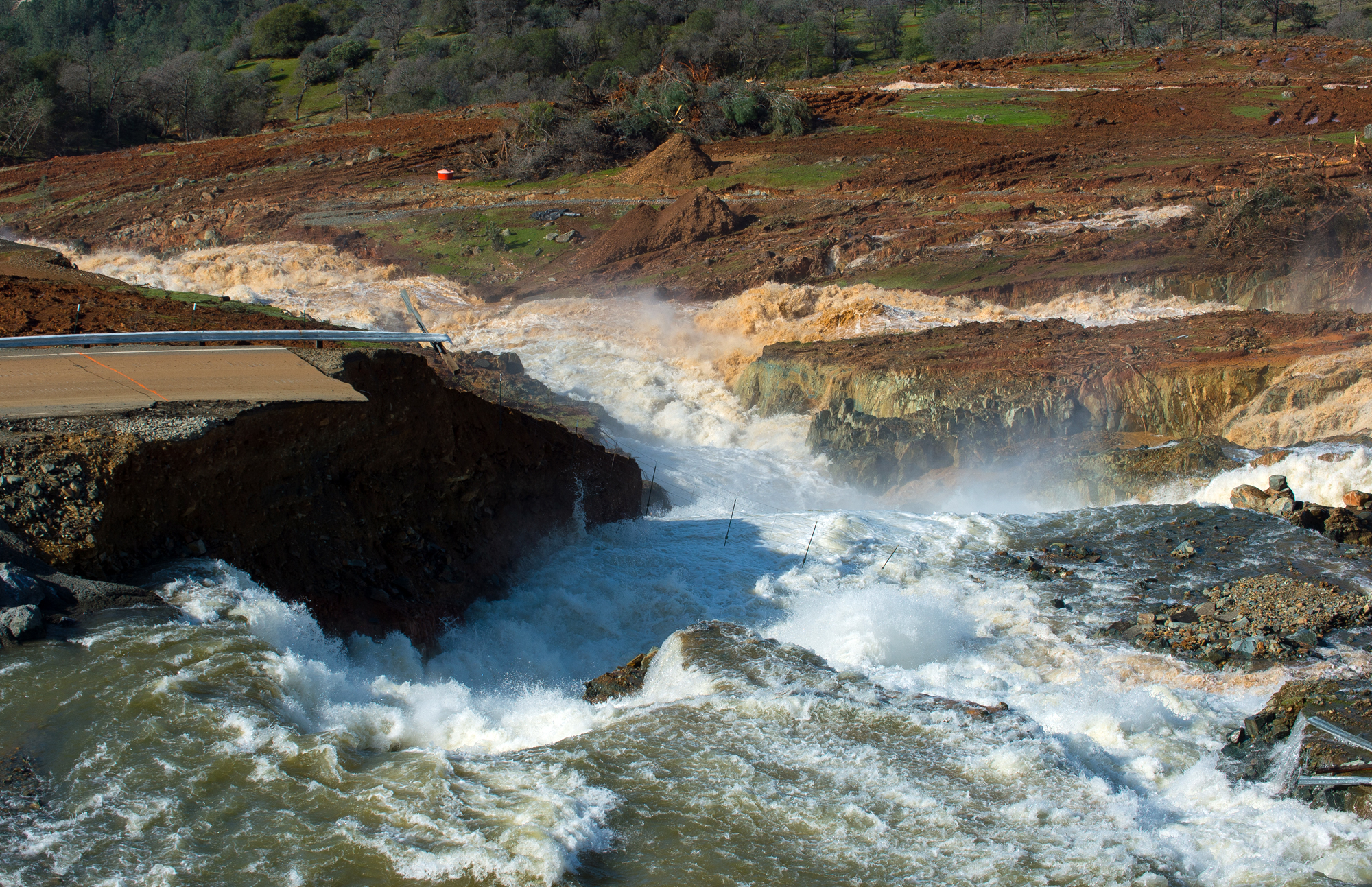 Разрушения водохранилище. Прорыв плотины Калифорния. Прорыв дамбы. Разрушение плотины. Плотина прорвалась.
