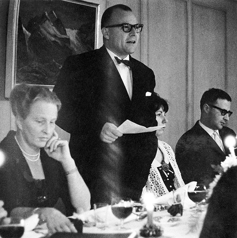 Fritz Gerber hält eine Rede am Schlussabend im Bürgisweier-Bad 1965.
