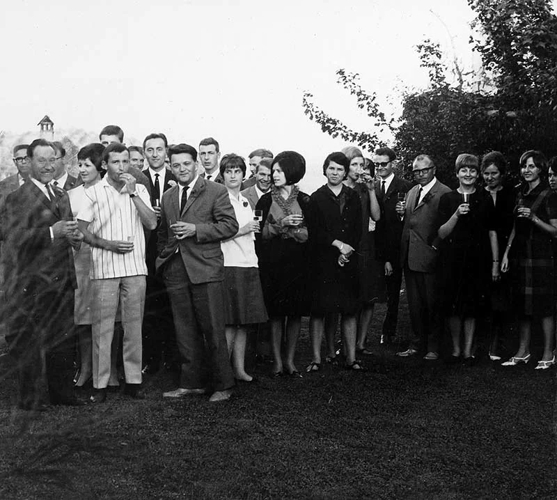 Im Kreise seiner Familie und seiner Angestellten feiert Fritz Gerber 1966 seinen 50. Geburtstag.