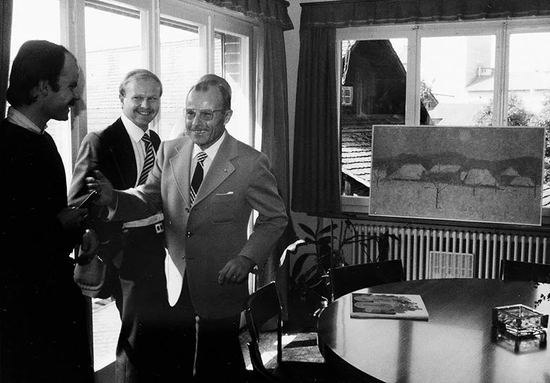 Bei der Geburtstagsfeier und Geschäftsübergabe erhält Fritz Gerber ein Gemälde des bekannten Malers P. Thalmann.