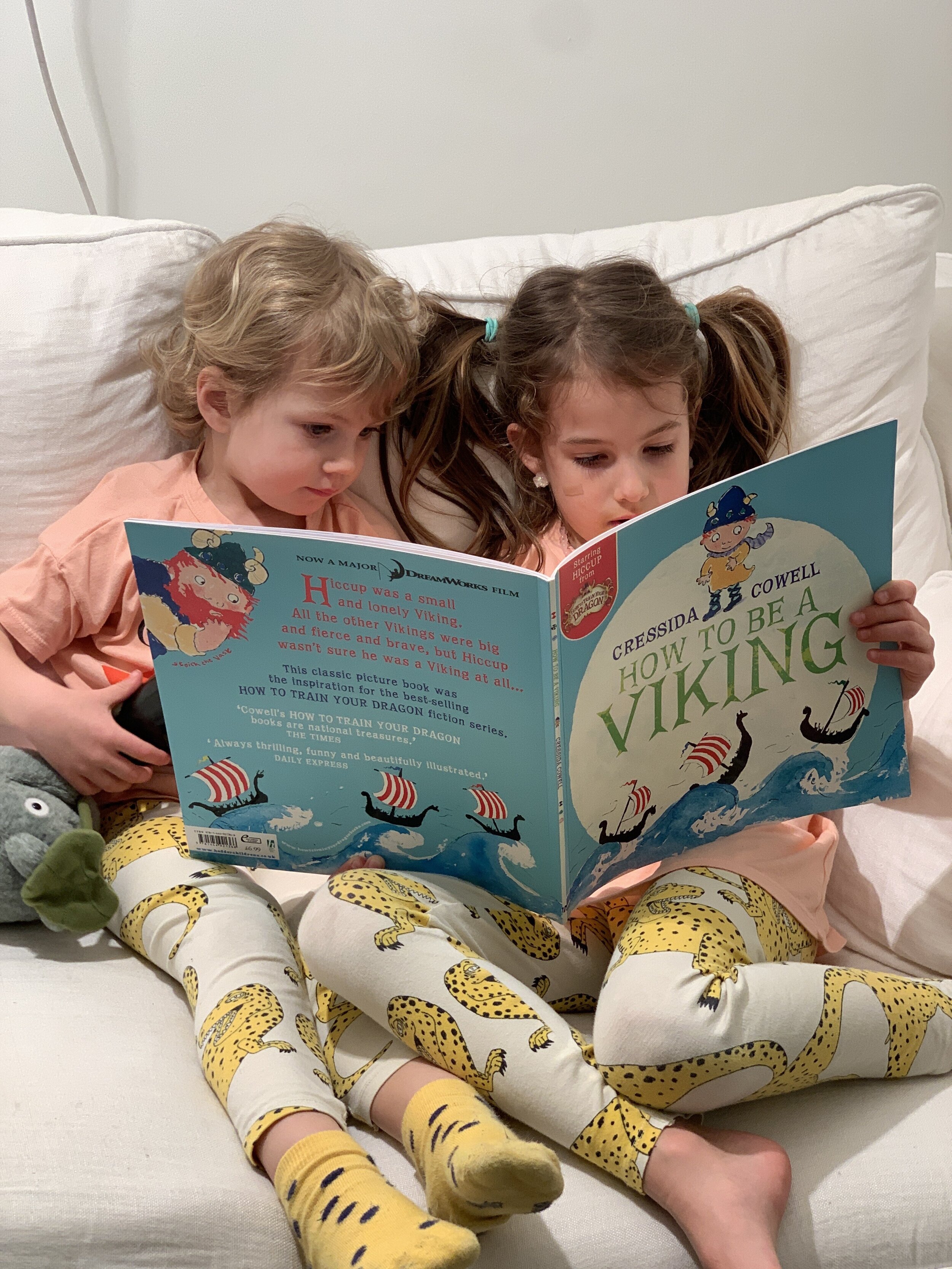 Vita Fallesen (J1L) reading to her little sister Luna.jpeg