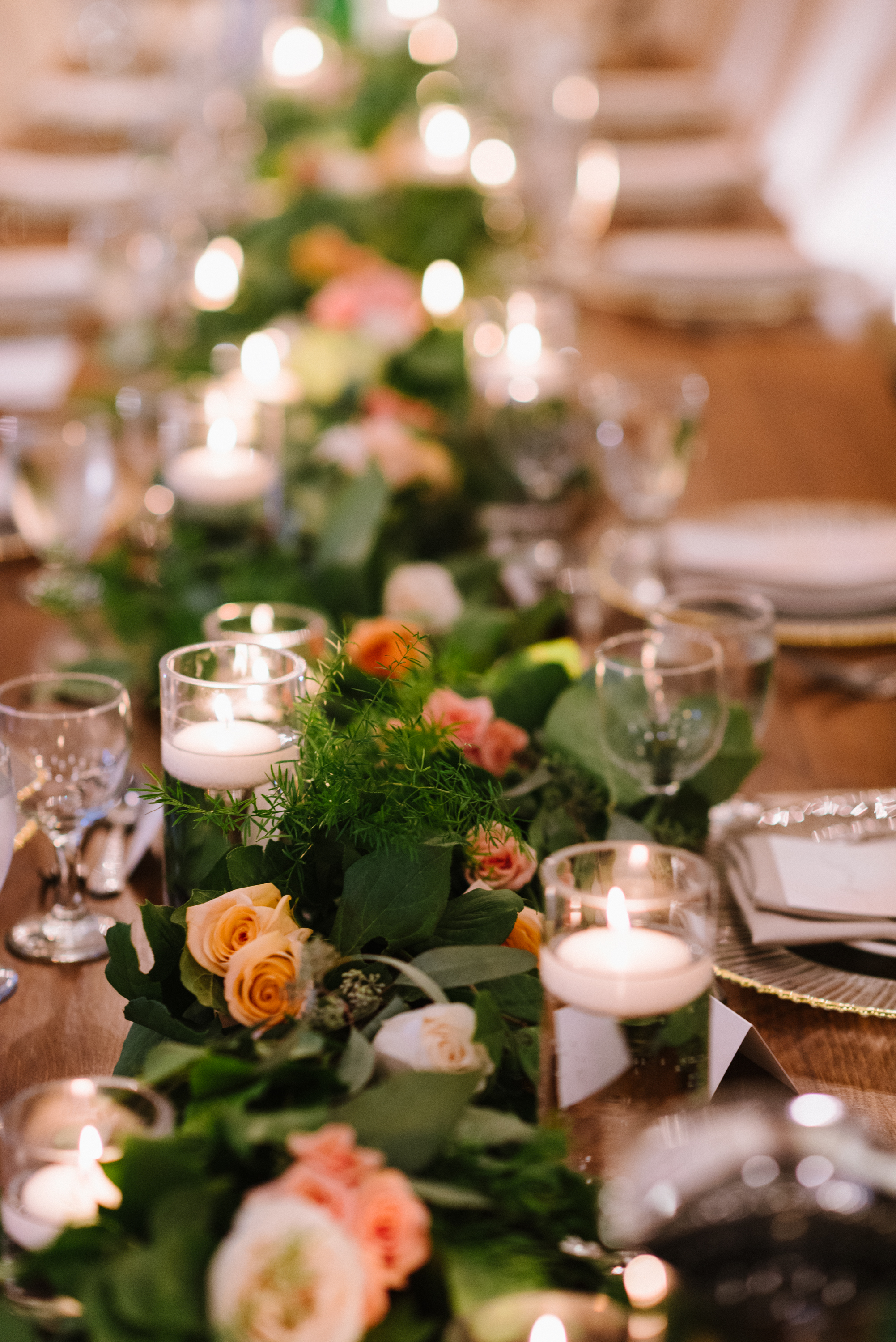 greenery-floating-candles-tablescape-place-settings