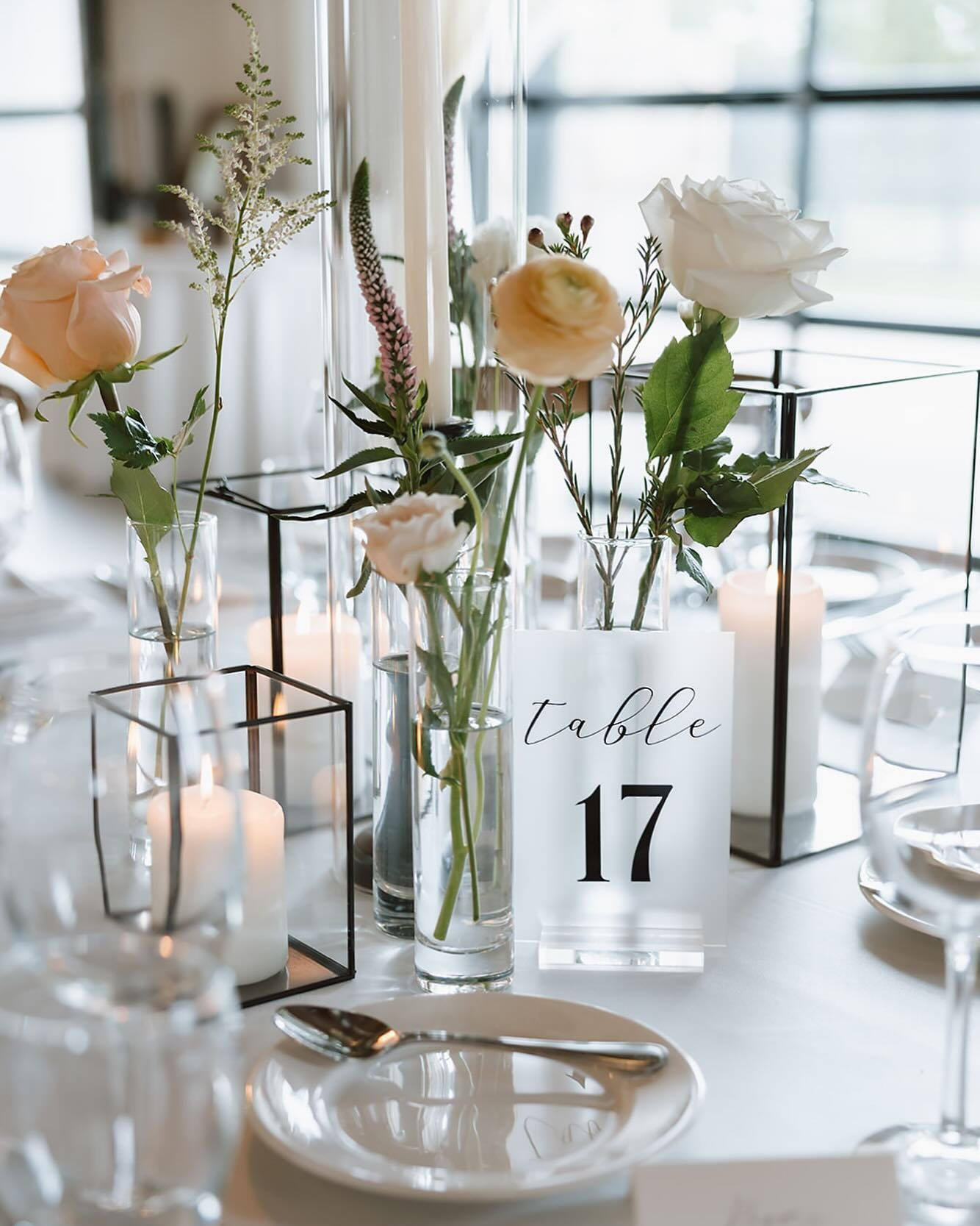 Our love affair with single stem blooms and subtle black accents lives on 🌸🖤 
 

#singlestem #weddingflowers #centerpieces #weddingfloral #eventdesign #design #tablescape #weddingdesign #weddingdetails #modernwedding #weddinginspo #stylishwedding #